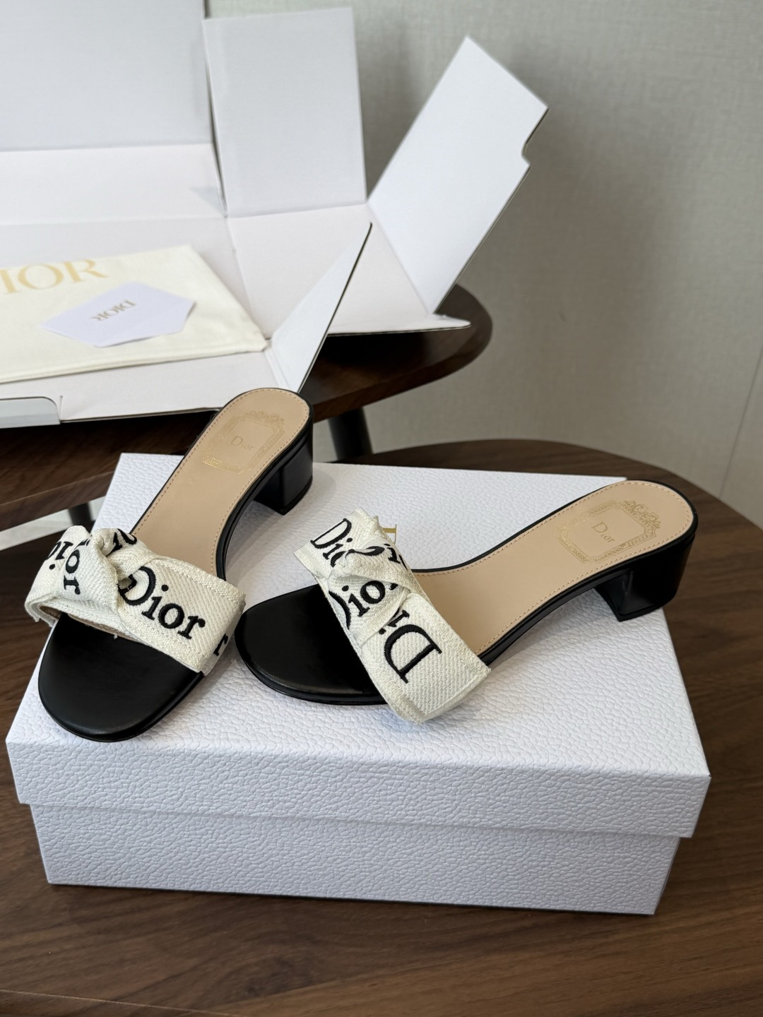 Dior26ss夏季新款字母织带平底一字拖鞋这双拖鞋以品牌标志性的字母织带打造，搭配同色系的皮质鞋床，简