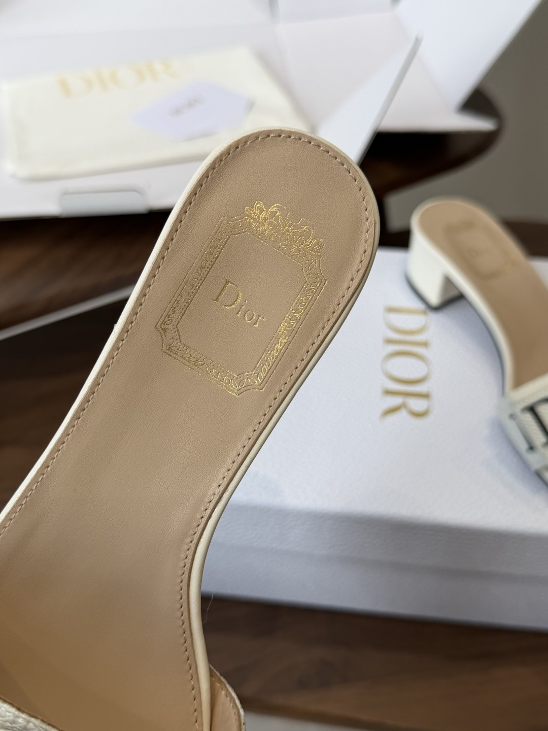 Dior26ss夏季新款字母织带平底一字拖鞋这双拖鞋以品牌标志性的字母织带打造，搭配同色系的皮质鞋床，简