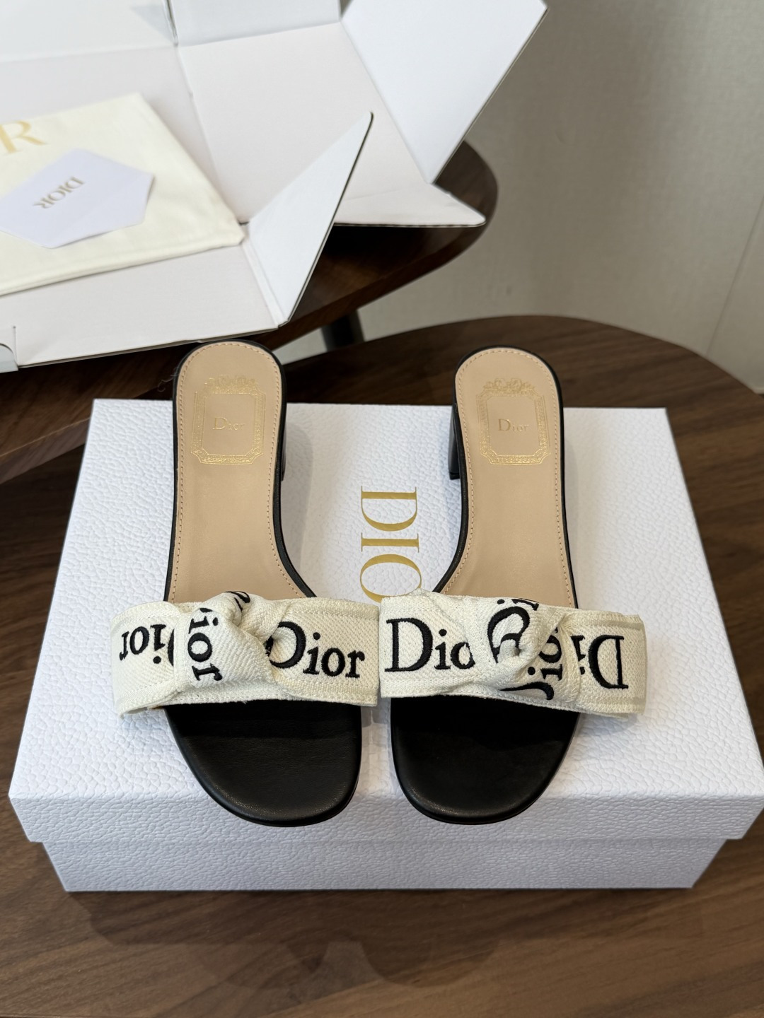 Dior26ss夏季新款字母织带平底一字拖鞋这双拖鞋以品牌标志性的字母织带打造，搭配同色系的皮质鞋床，简
