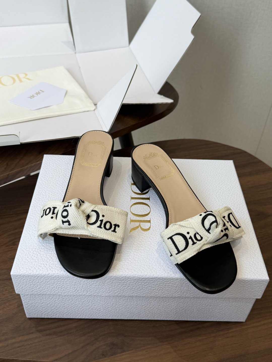 Dior26ss夏季新款字母织带平底一字拖鞋这双拖鞋以品牌标志性的字母织带打造，搭配同色系的皮质鞋床，简