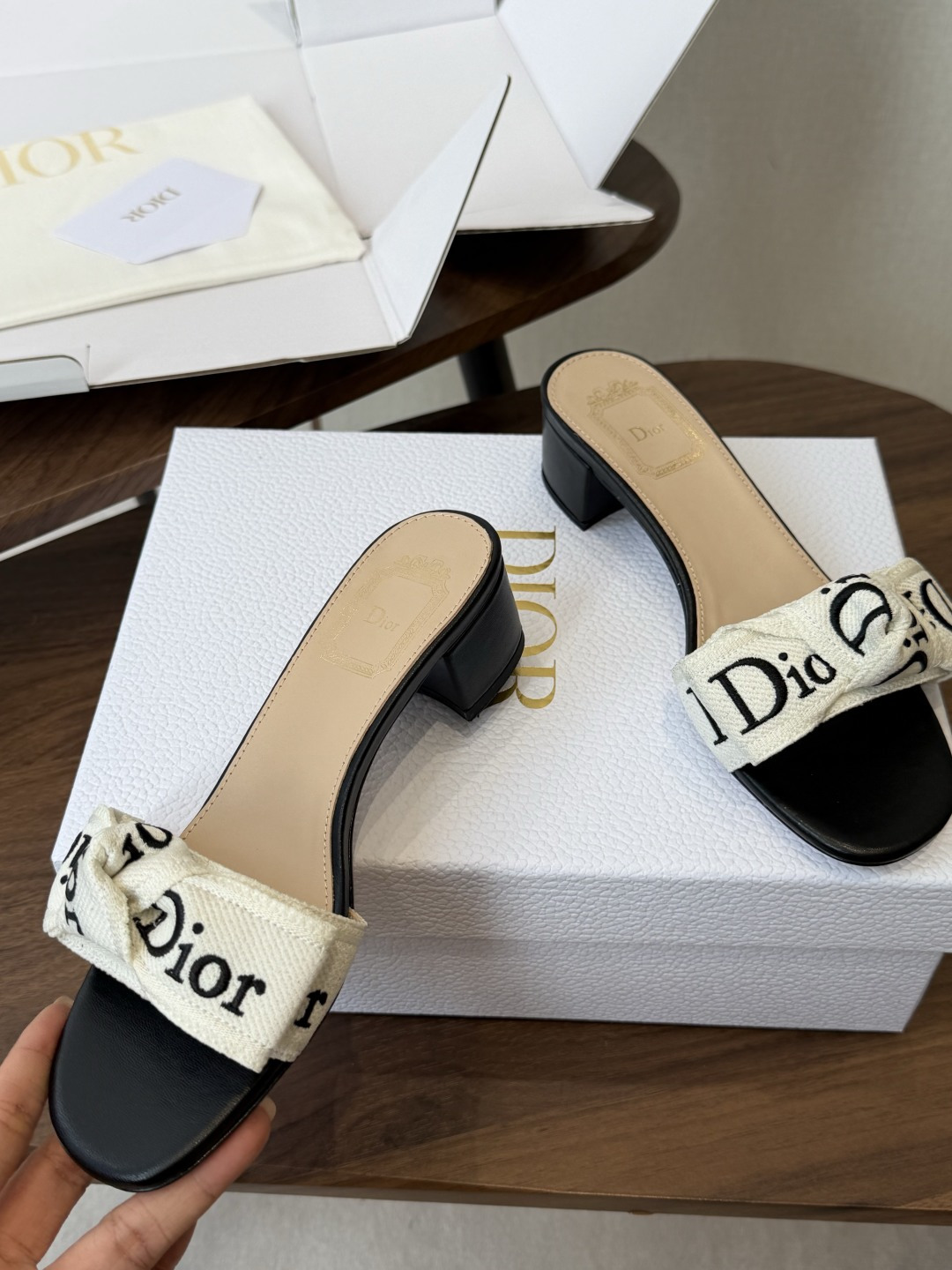 Dior26ss夏季新款字母织带平底一字拖鞋这双拖鞋以品牌标志性的字母织带打造，搭配同色系的皮质鞋床，简