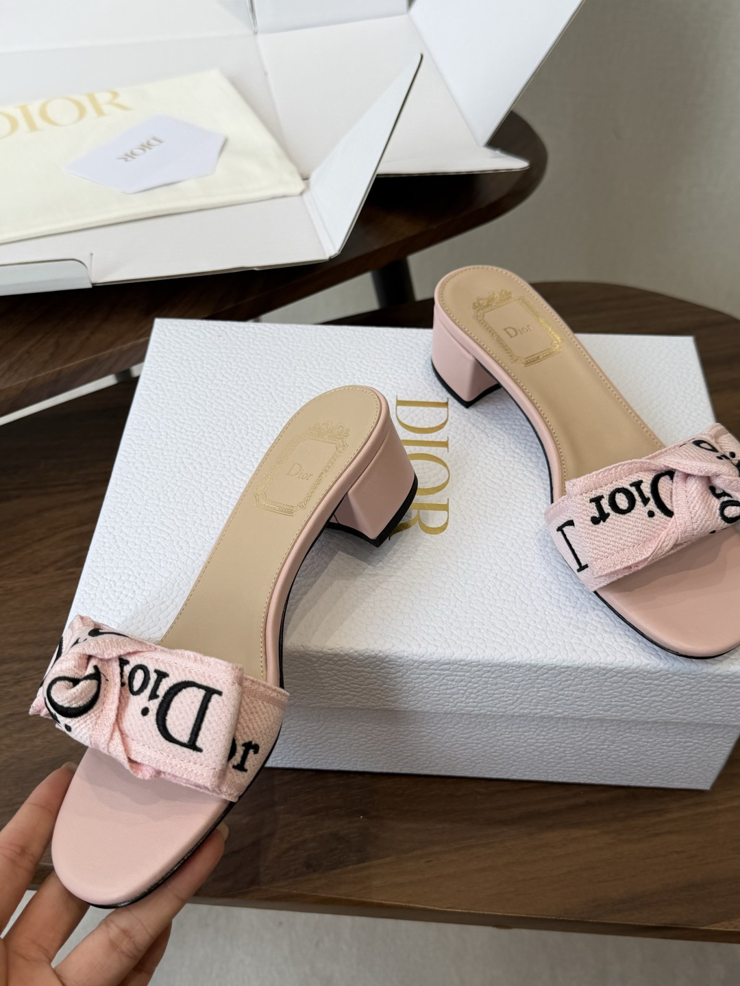 Dior26ss夏季新款字母织带平底一字拖鞋这双拖鞋以品牌标志性的字母织带打造，搭配同色系的皮质鞋床，简