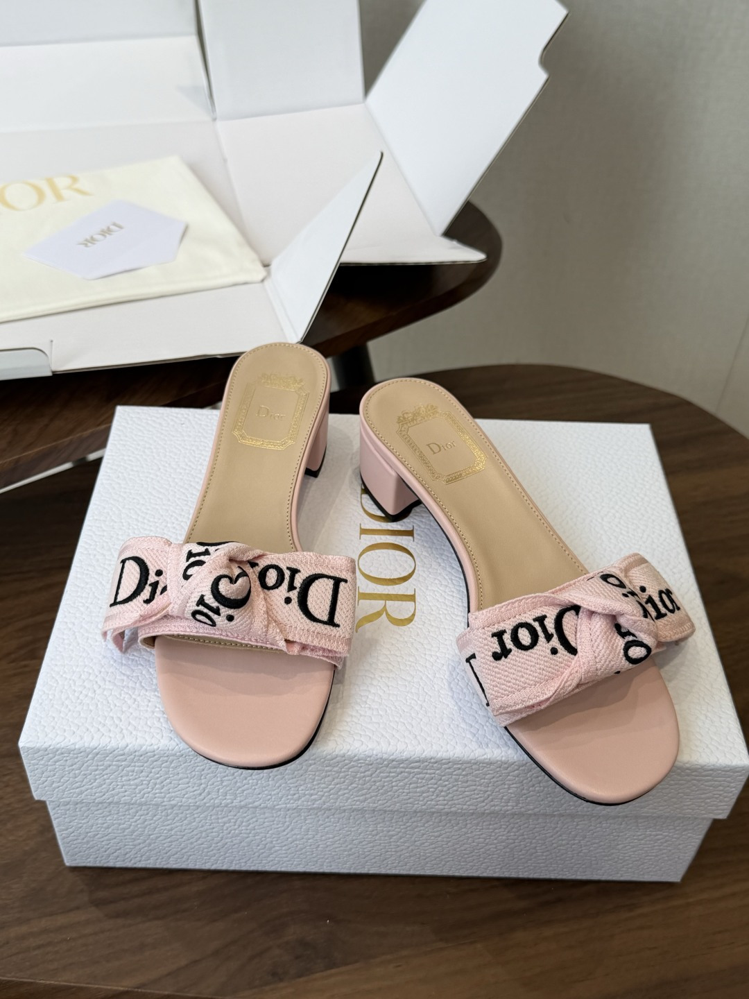 Dior26ss夏季新款字母织带平底一字拖鞋这双拖鞋以品牌标志性的字母织带打造，搭配同色系的皮质鞋床，简