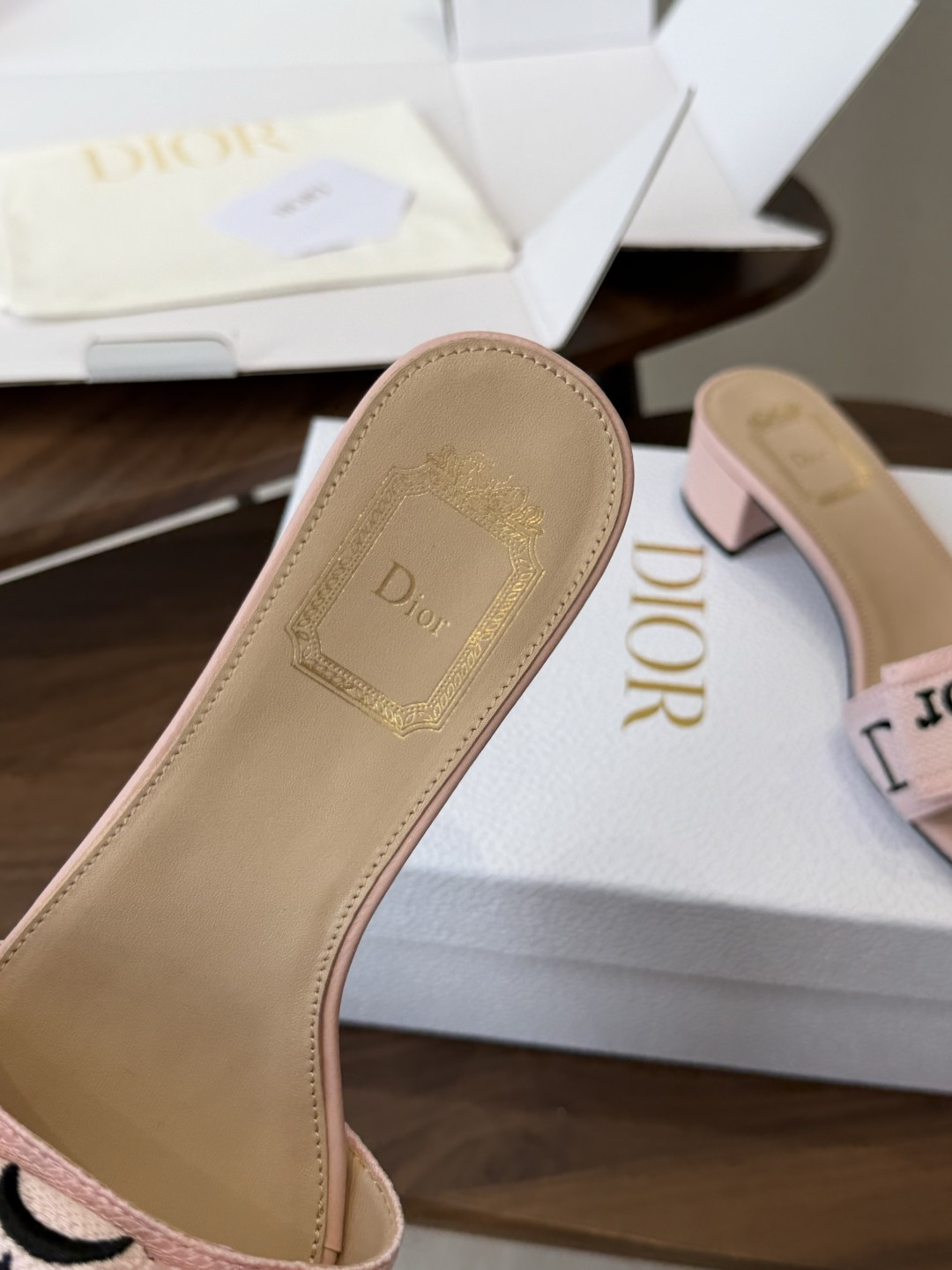 Dior26ss夏季新款字母织带平底一字拖鞋这双拖鞋以品牌标志性的字母织带打造，搭配同色系的皮质鞋床，简