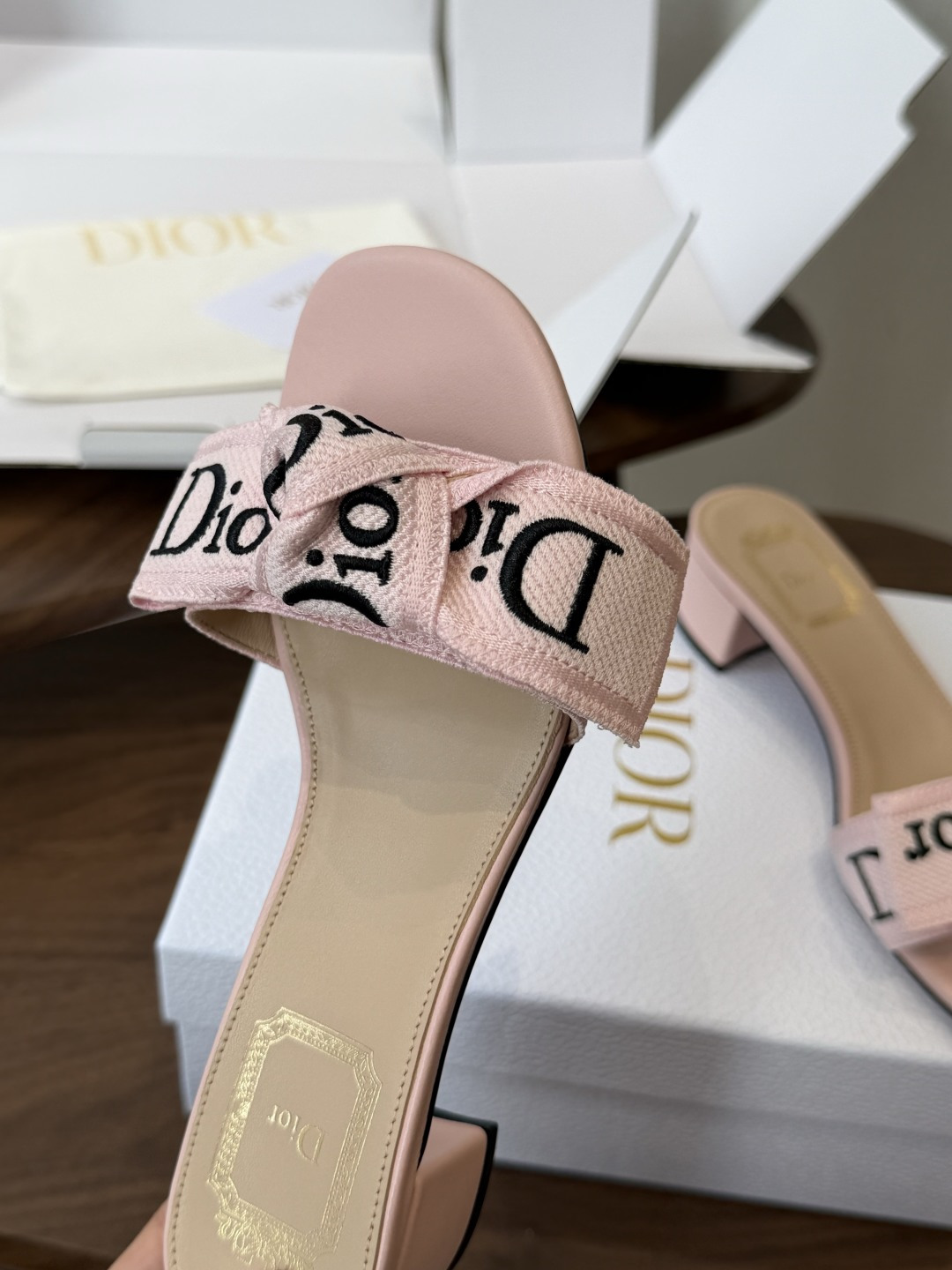 Dior26ss夏季新款字母织带平底一字拖鞋这双拖鞋以品牌标志性的字母织带打造，搭配同色系的皮质鞋床，简