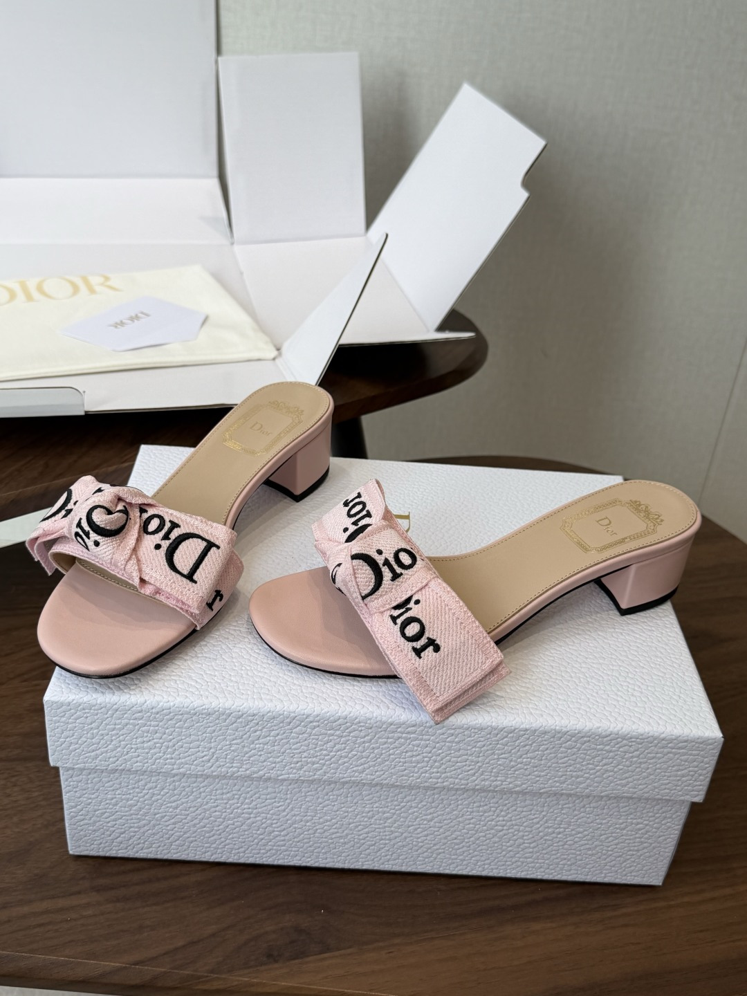 Dior26ss夏季新款字母织带平底一字拖鞋这双拖鞋以品牌标志性的字母织带打造，搭配同色系的皮质鞋床，简