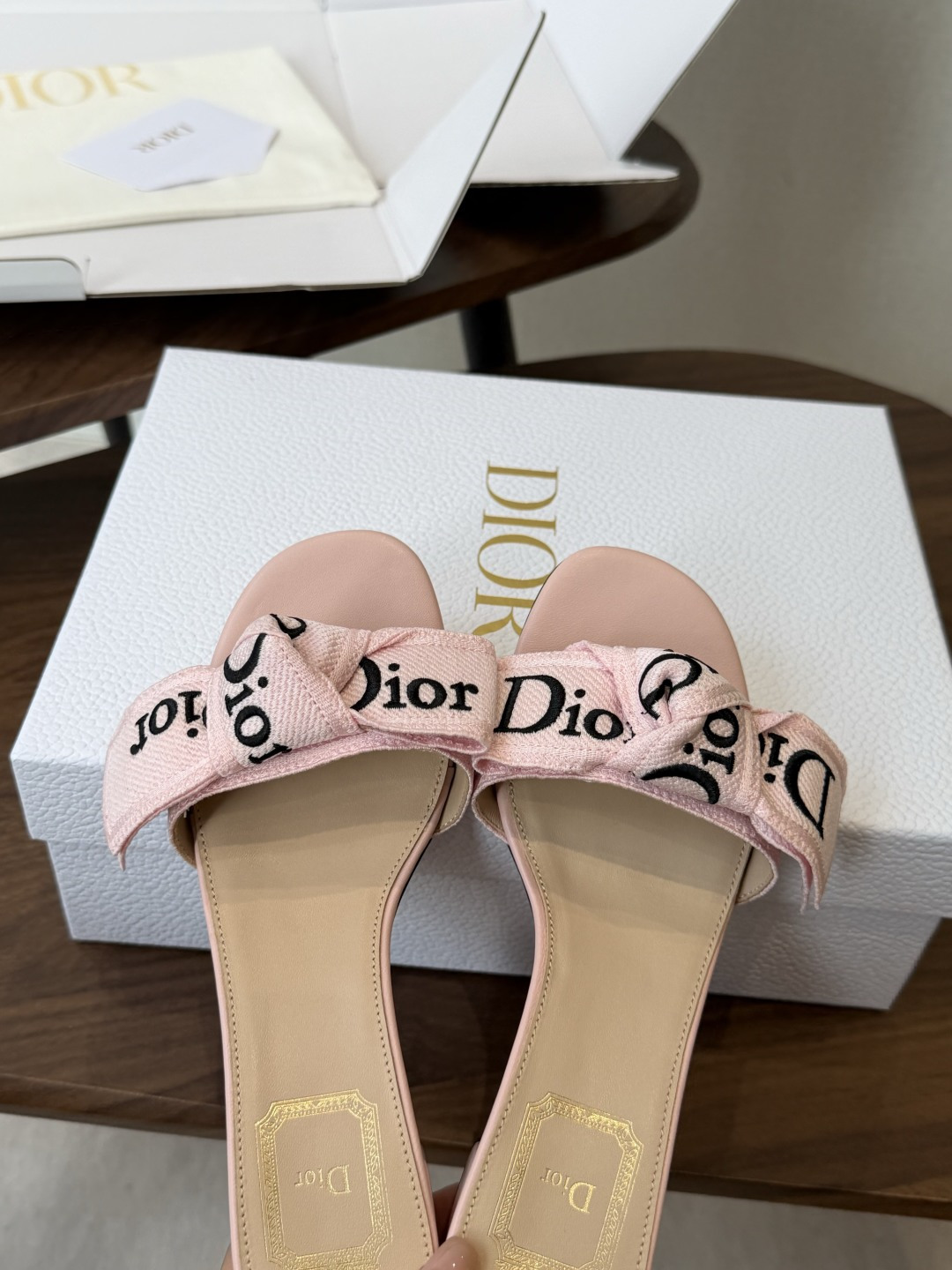 Dior26ss夏季新款字母织带平底一字拖鞋这双拖鞋以品牌标志性的字母织带打造，搭配同色系的皮质鞋床，简