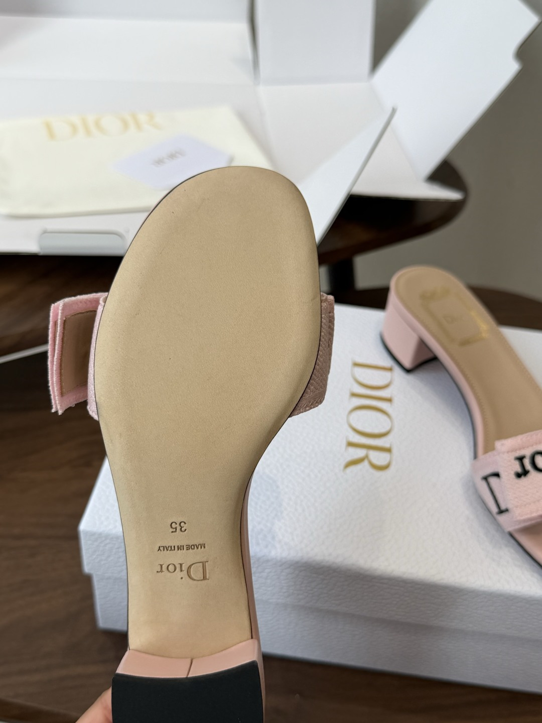Dior26ss夏季新款字母织带平底一字拖鞋这双拖鞋以品牌标志性的字母织带打造，搭配同色系的皮质鞋床，简