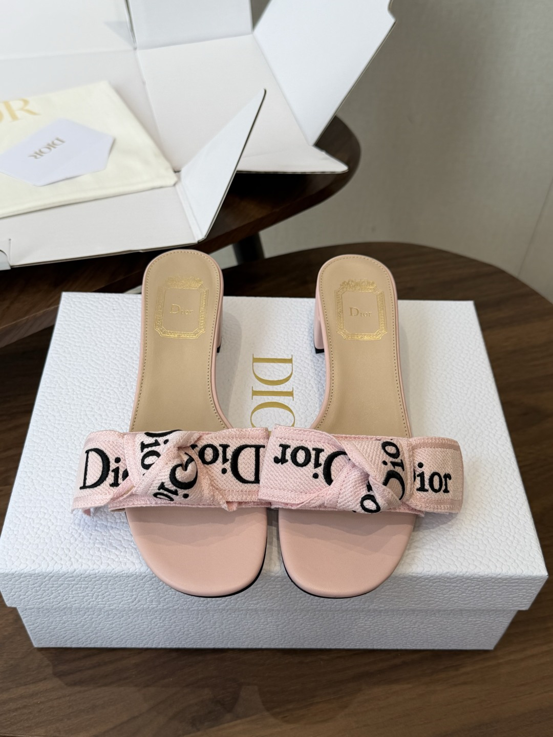 Dior26ss夏季新款字母织带平底一字拖鞋这双拖鞋以品牌标志性的字母织带打造，搭配同色系的皮质鞋床，简