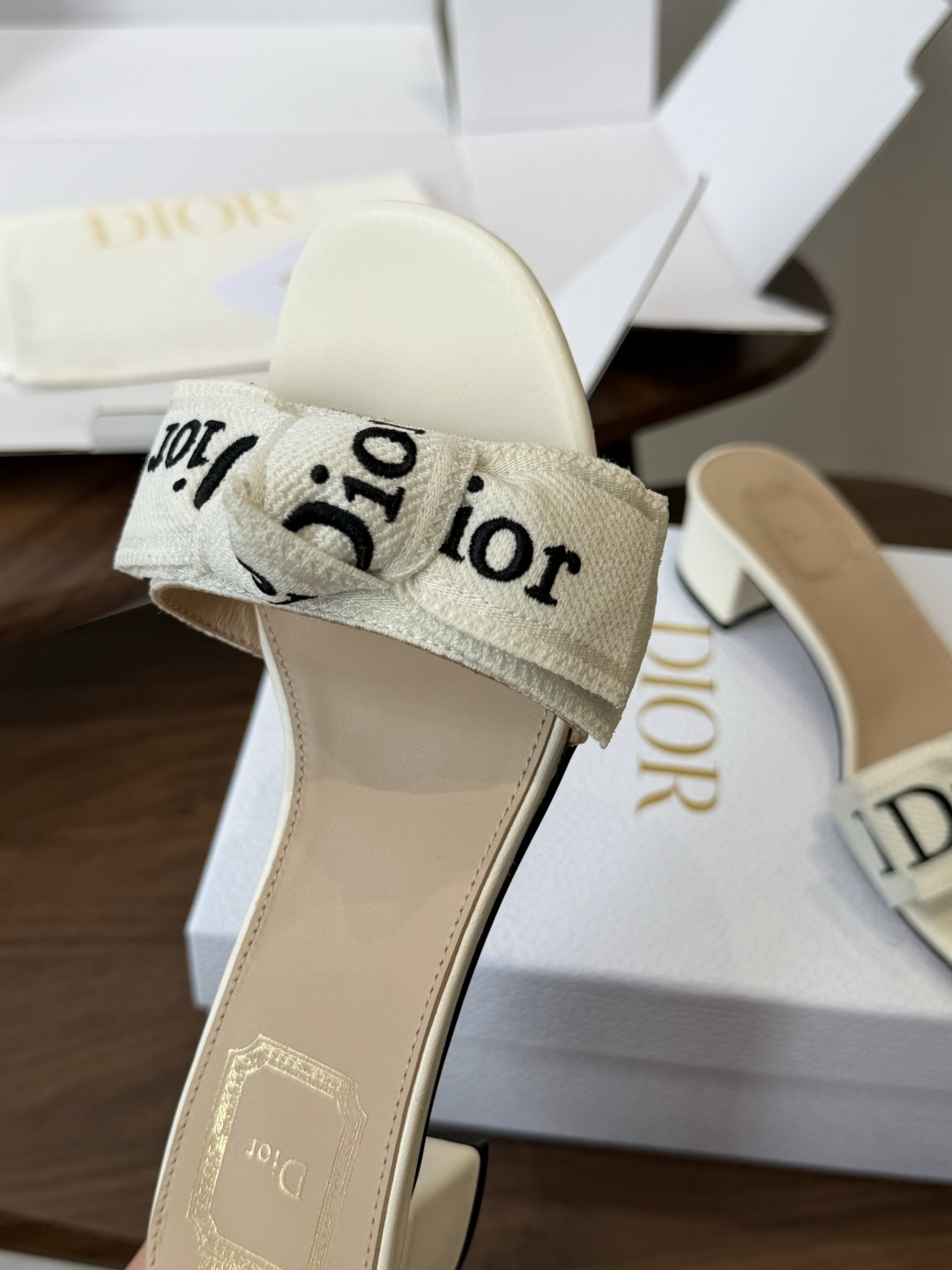 Dior26ss夏季新款字母织带平底一字拖鞋这双拖鞋以品牌标志性的字母织带打造，搭配同色系的皮质鞋床，简