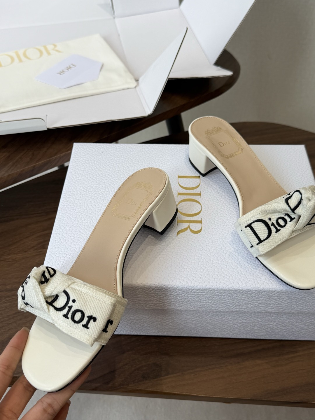 Dior26ss夏季新款字母织带平底一字拖鞋这双拖鞋以品牌标志性的字母织带打造，搭配同色系的皮质鞋床，简