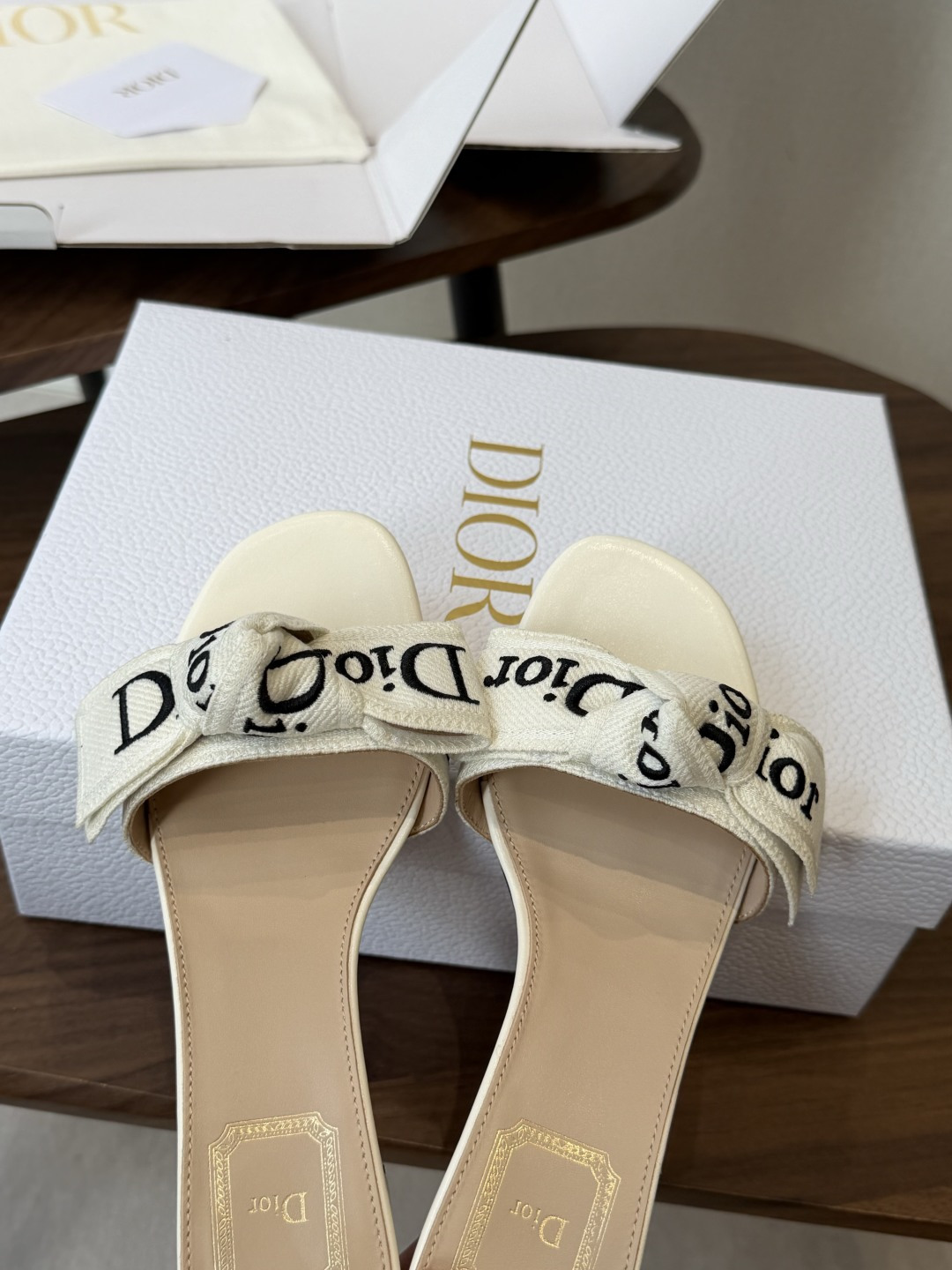 Dior26ss夏季新款字母织带平底一字拖鞋这双拖鞋以品牌标志性的字母织带打造，搭配同色系的皮质鞋床，简