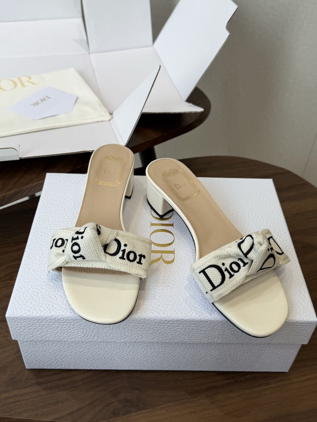 Dior26ss夏季新款字母织带平底一字拖鞋这双拖鞋以品牌标志性的字母织带打造，搭配同色系的皮质鞋床，简