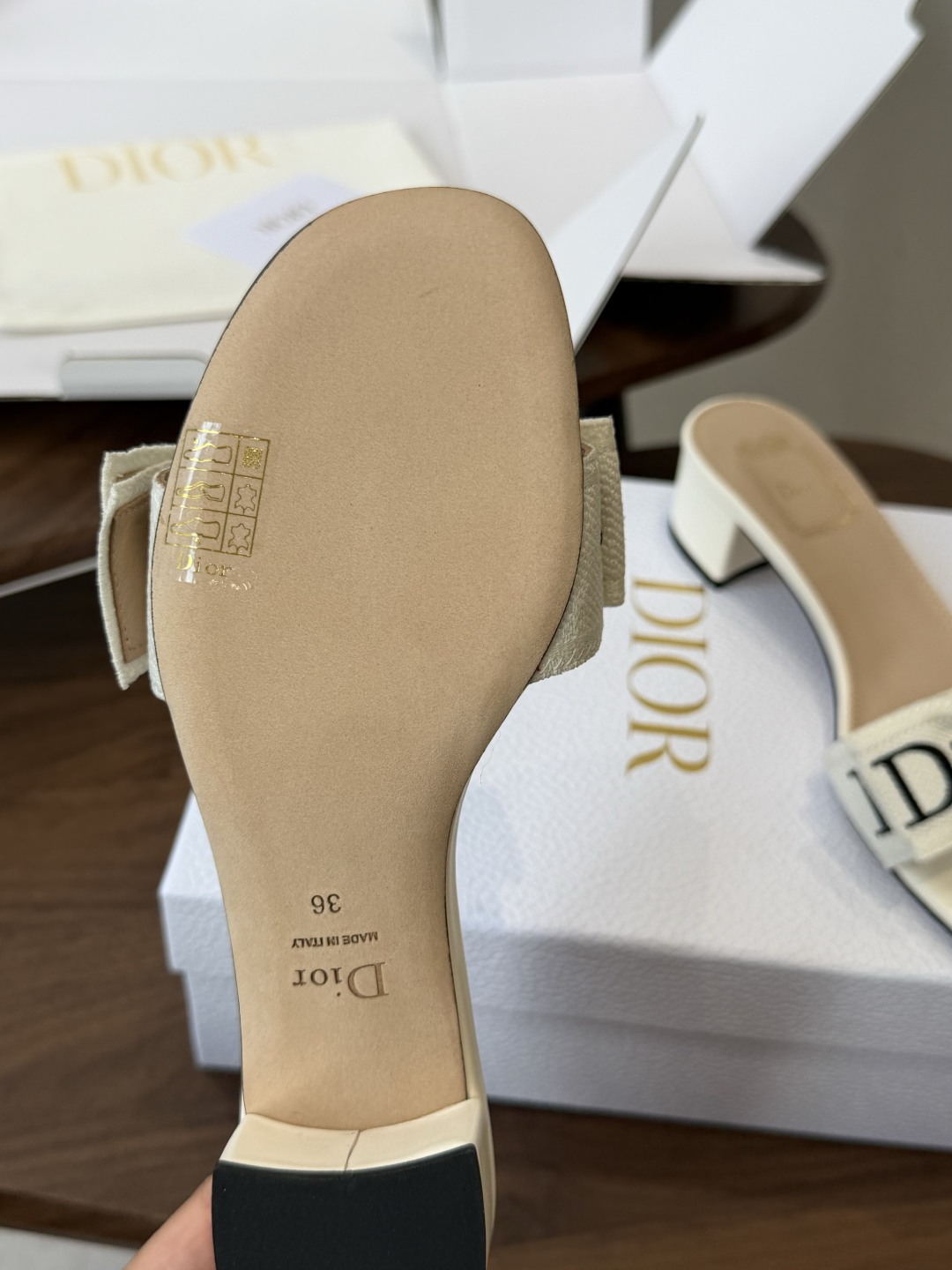 Dior26ss夏季新款字母织带平底一字拖鞋这双拖鞋以品牌标志性的字母织带打造，搭配同色系的皮质鞋床，简