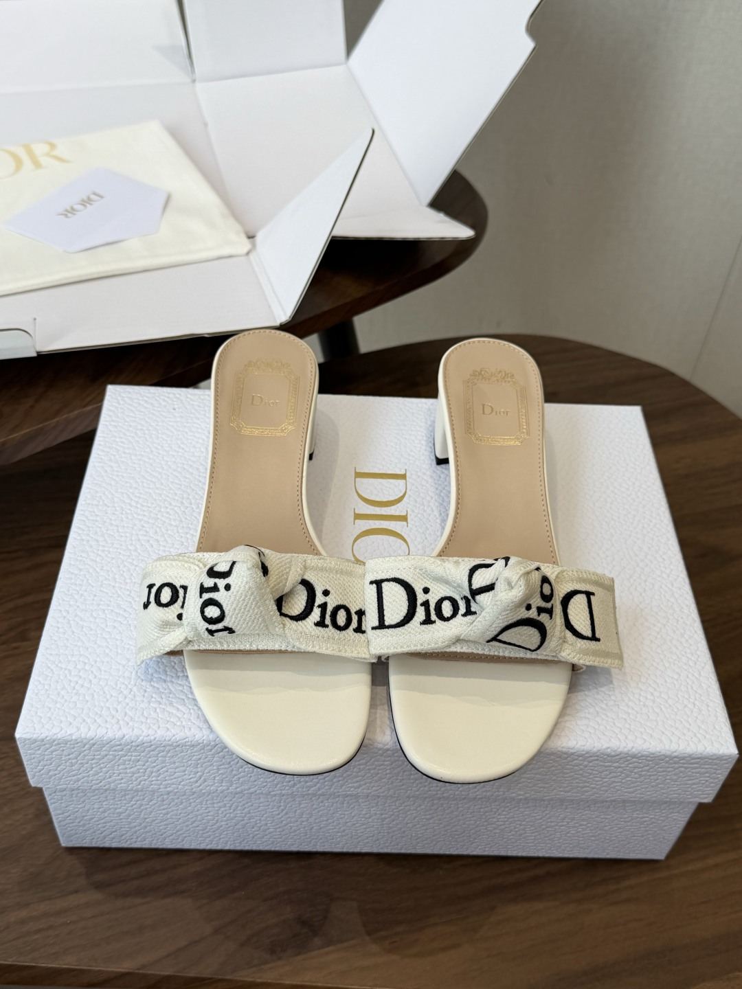 Dior26ss夏季新款字母织带平底一字拖鞋这双拖鞋以品牌标志性的字母织带打造，搭配同色系的皮质鞋床，简