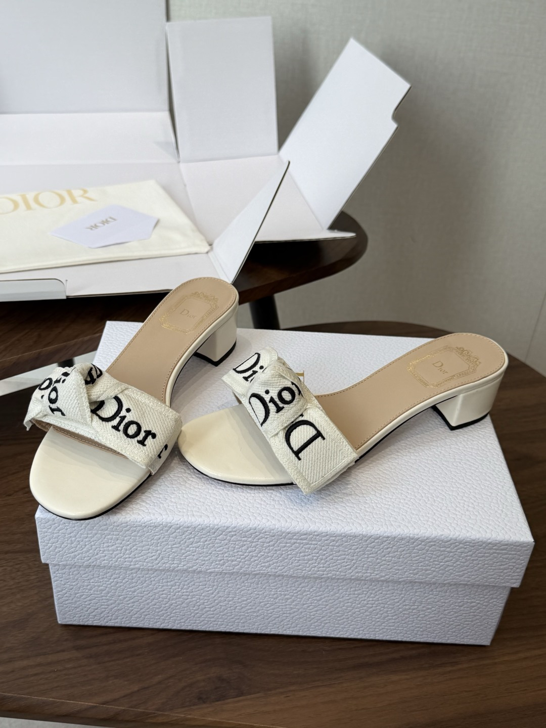 Dior26ss夏季新款字母织带平底一字拖鞋这双拖鞋以品牌标志性的字母织带打造，搭配同色系的皮质鞋床，简