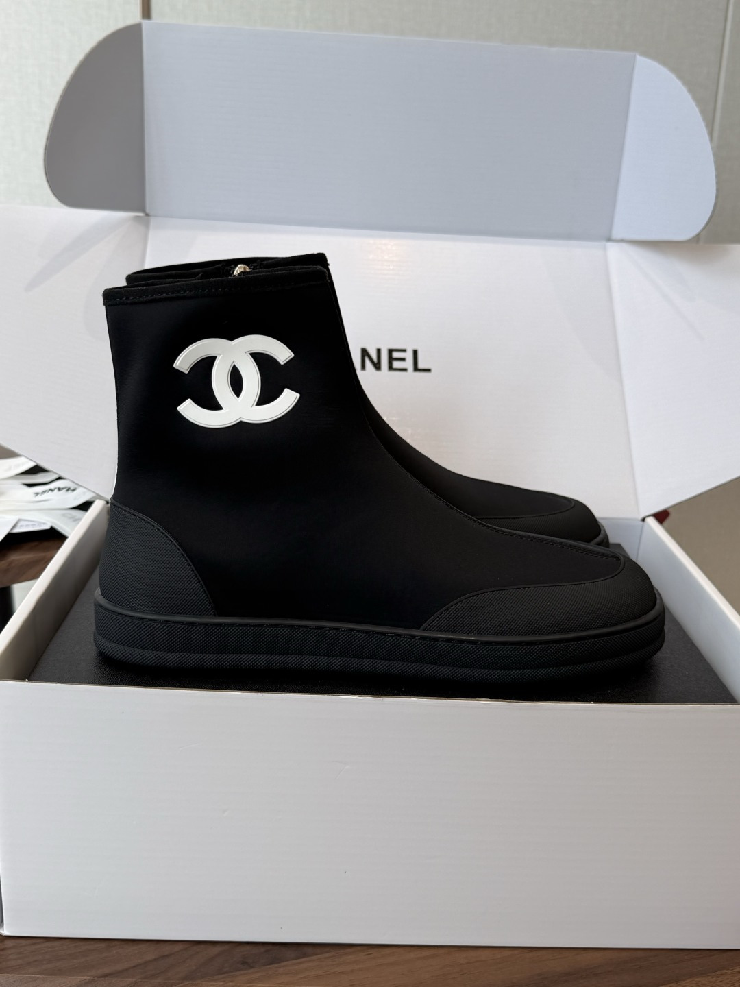 chanel 2026最新款ss爆款白雪公主短靴 白色弹力小羊皮,瘦腿神器,上脚很是惊艳的!巨显高显瘦. chanel 2026最新款ss爆款白雪公主短靴 白色弹力小羊皮,瘦腿神器,上脚很是惊艳的!巨显高显瘦.