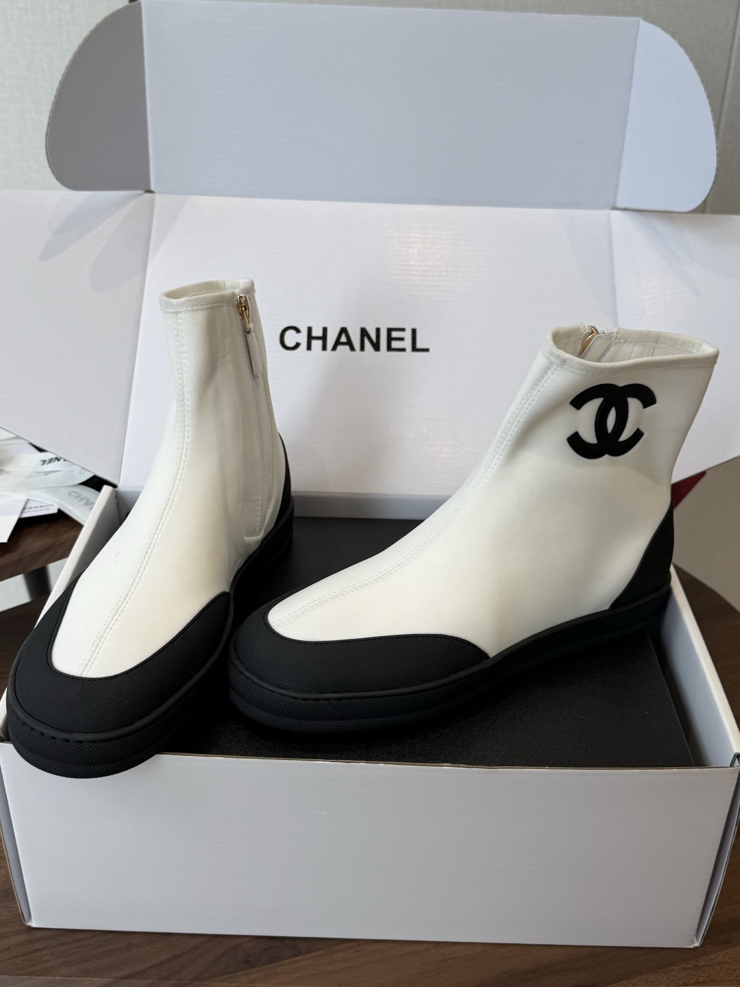 chanel 2026最新款ss爆款白雪公主短靴 白色弹力小羊皮，瘦腿神器，上脚很是惊艳的！巨显高显瘦.