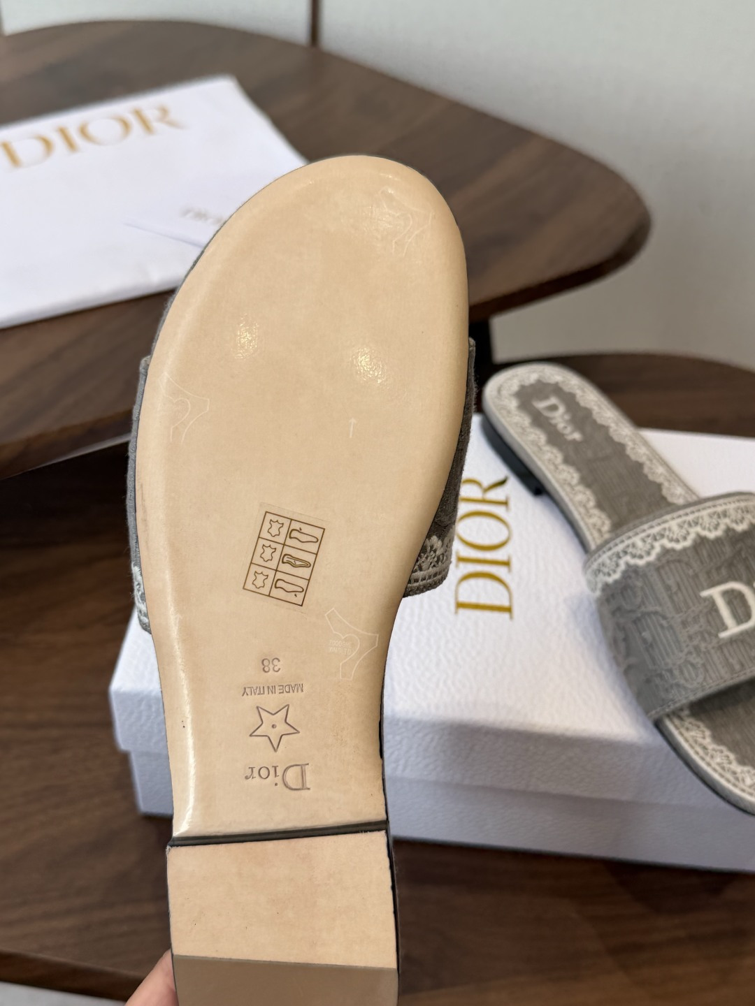 Dior |  迪奥早春新品走秀款CD刺绣logo度假风平底、粗跟拖鞋！ 硬货上新🆕❥代购级别！高级感十