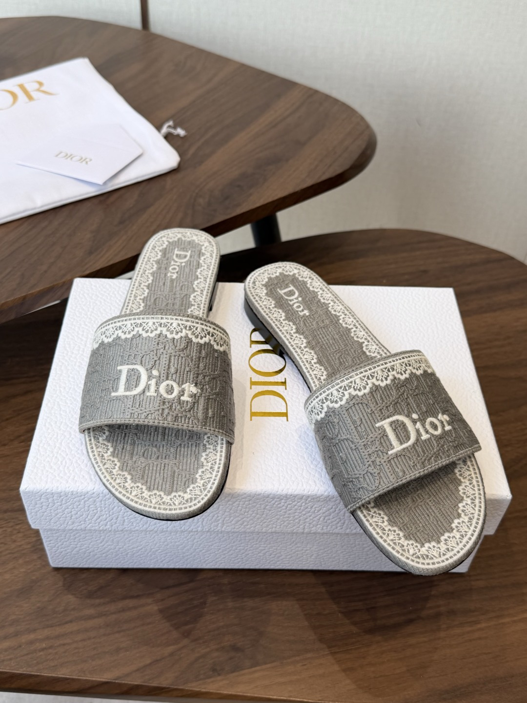 Dior |  迪奥早春新品走秀款CD刺绣logo度假风平底、粗跟拖鞋！ 硬货上新🆕❥代购级别！高级感十