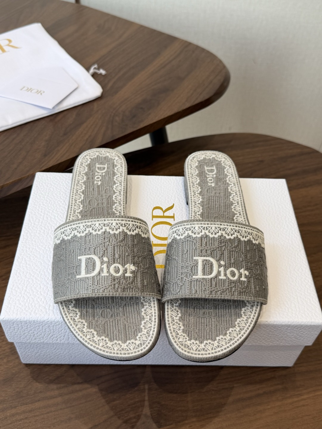 Dior |  迪奥早春新品走秀款CD刺绣logo度假风平底、粗跟拖鞋！ 硬货上新🆕❥代购级别！高级感十