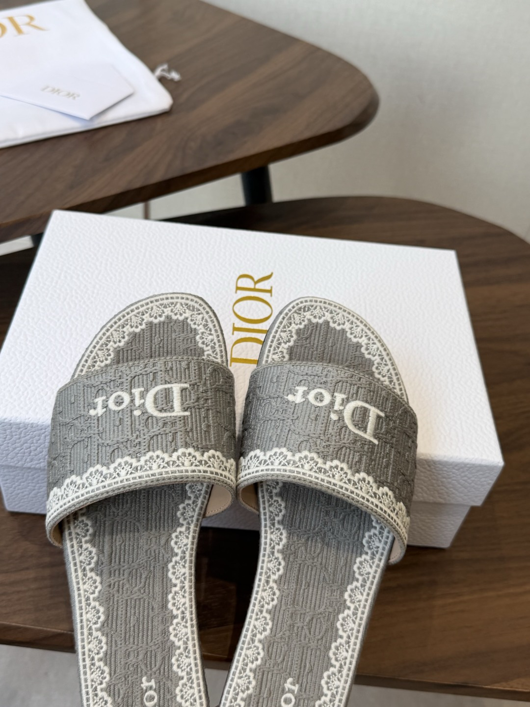 Dior |  迪奥早春新品走秀款CD刺绣logo度假风平底、粗跟拖鞋！ 硬货上新🆕❥代购级别！高级感十