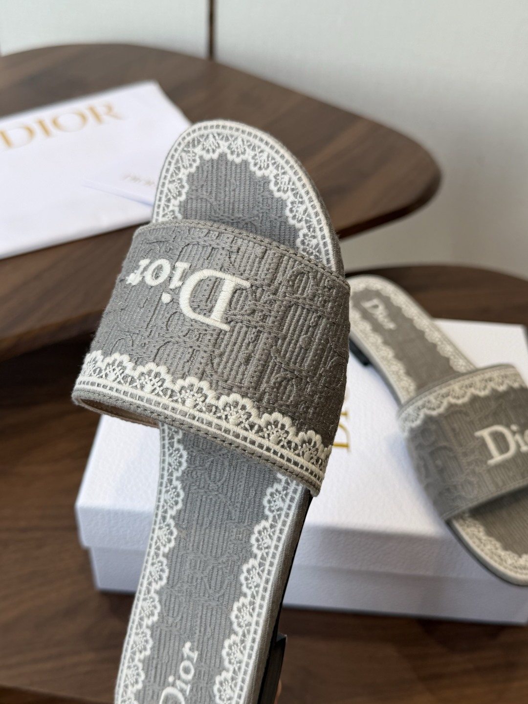 Dior |  迪奥早春新品走秀款CD刺绣logo度假风平底、粗跟拖鞋！ 硬货上新🆕❥代购级别！高级感十