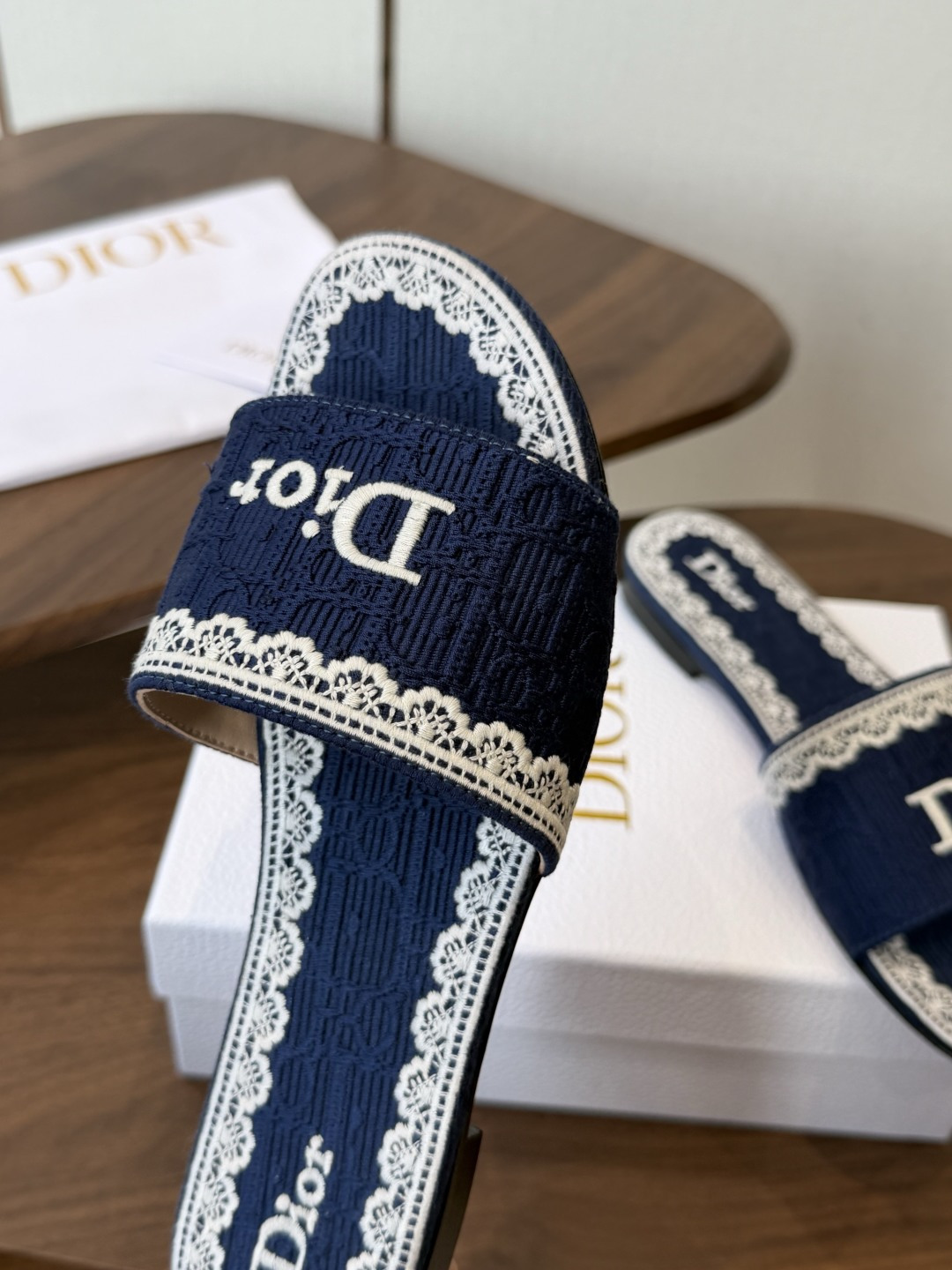 Dior |  迪奥早春新品走秀款CD刺绣logo度假风平底、粗跟拖鞋！ 硬货上新🆕❥代购级别！高级感十