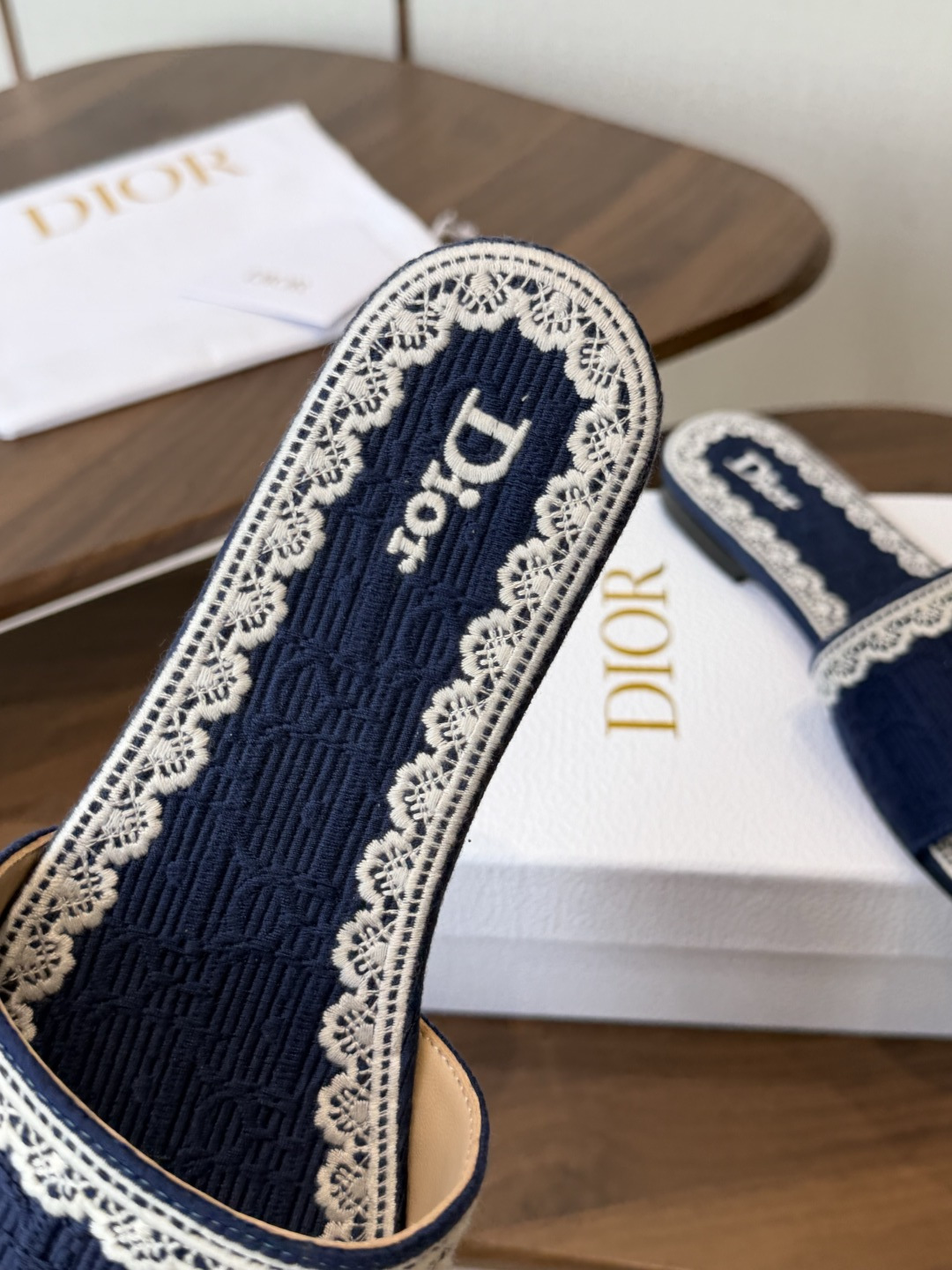 Dior |  迪奥早春新品走秀款CD刺绣logo度假风平底、粗跟拖鞋！ 硬货上新🆕❥代购级别！高级感十