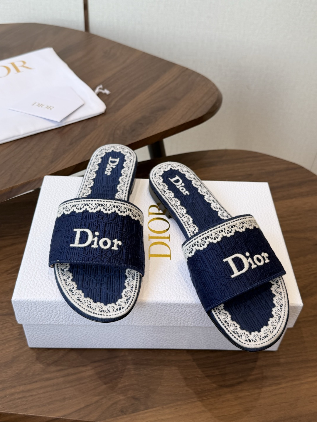 Dior |  迪奥早春新品走秀款CD刺绣logo度假风平底、粗跟拖鞋！ 硬货上新🆕❥代购级别！高级感十