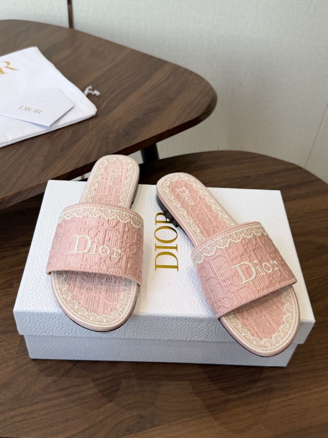 Dior |  迪奥早春新品走秀款CD刺绣logo度假风平底、粗跟拖鞋！ 硬货上新🆕❥代购级别！高级感十