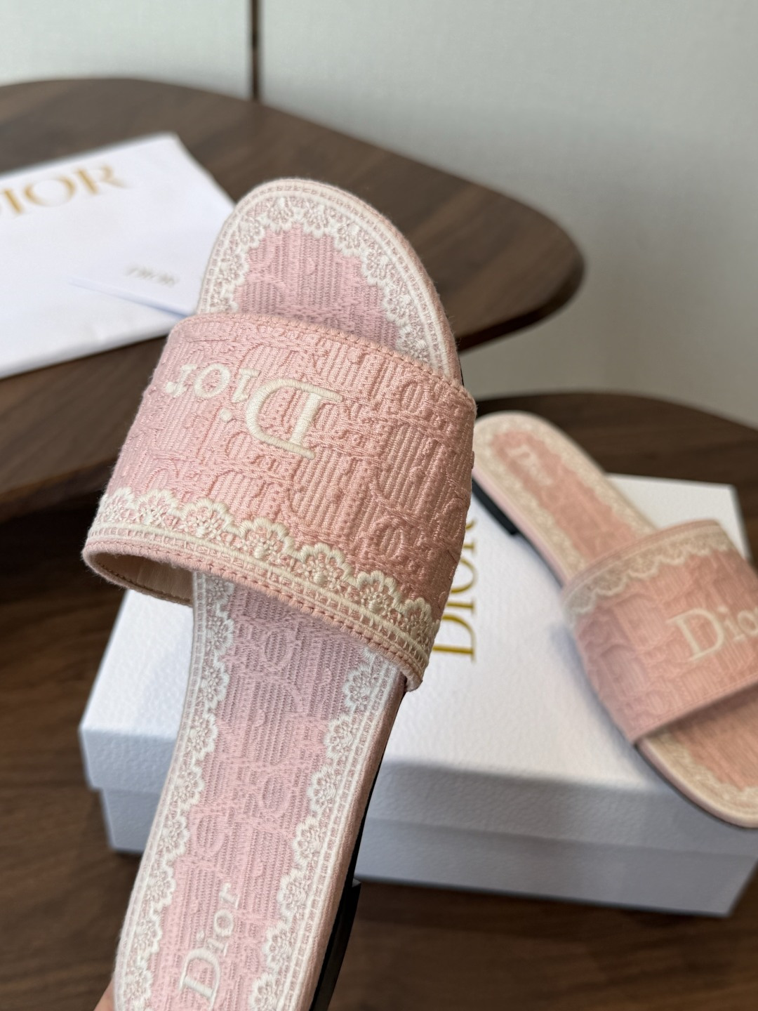 Dior |  迪奥早春新品走秀款CD刺绣logo度假风平底、粗跟拖鞋！ 硬货上新🆕❥代购级别！高级感十