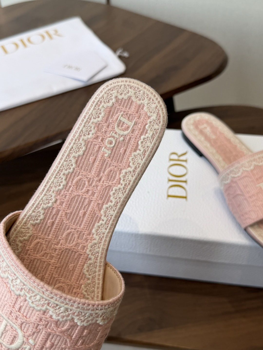 Dior |  迪奥早春新品走秀款CD刺绣logo度假风平底、粗跟拖鞋！ 硬货上新🆕❥代购级别！高级感十