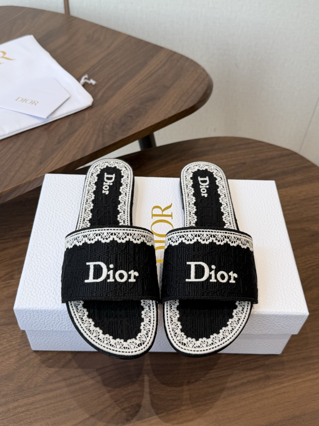 Dior |  迪奥早春新品走秀款CD刺绣logo度假风平底、粗跟拖鞋！ 硬货上新🆕❥代购级别！高级感十