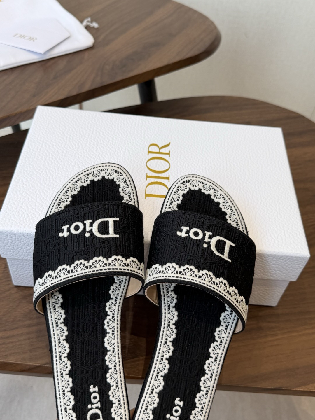 Dior |  迪奥早春新品走秀款CD刺绣logo度假风平底、粗跟拖鞋！ 硬货上新🆕❥代购级别！高级感十