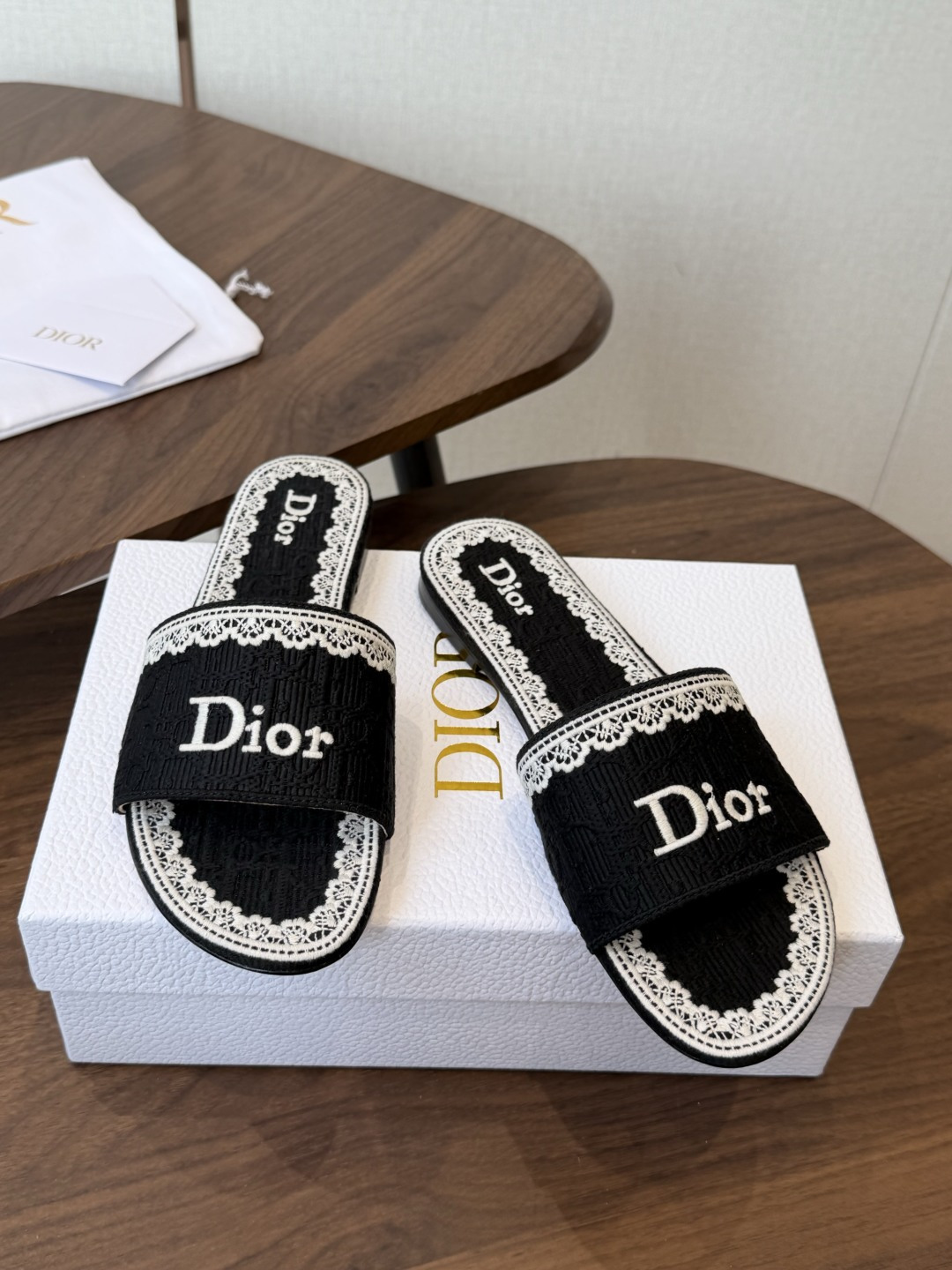 Dior |  迪奥早春新品走秀款CD刺绣logo度假风平底、粗跟拖鞋！ 硬货上新🆕❥代购级别！高级感十
