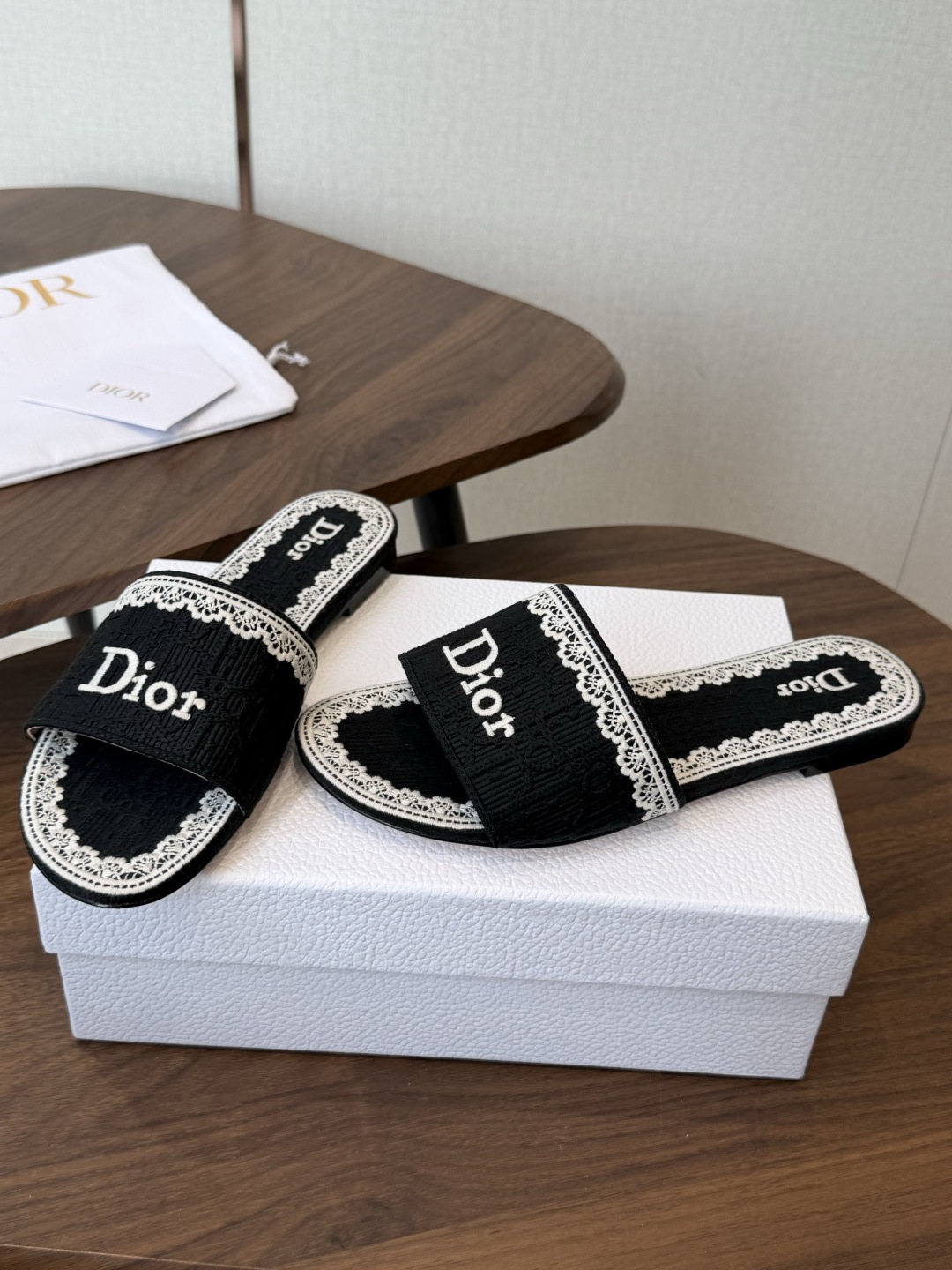 Dior |  迪奥早春新品走秀款CD刺绣logo度假风平底、粗跟拖鞋！ 硬货上新🆕❥代购级别！高级感十