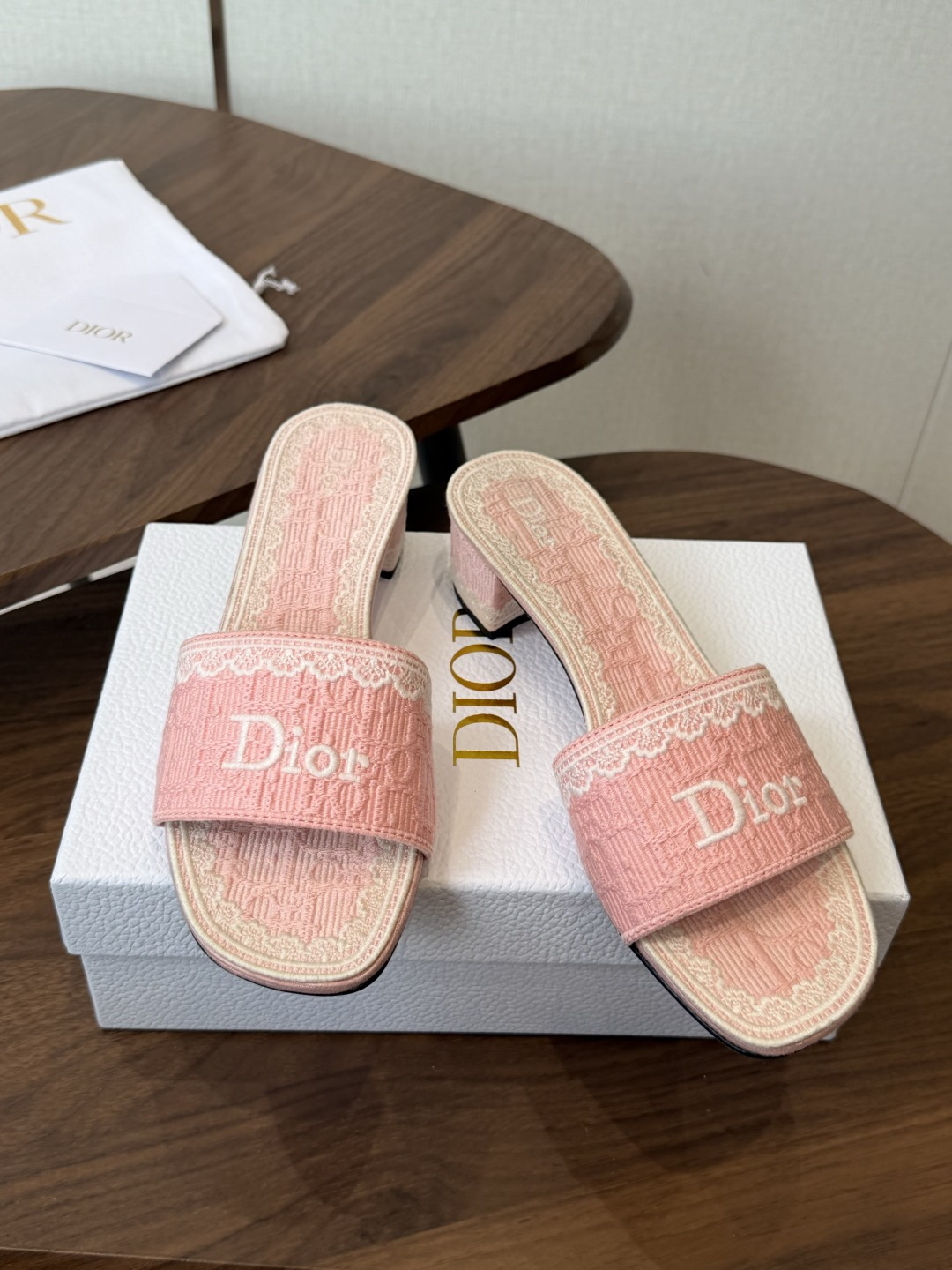 Dior |  迪奥早春新品走秀款CD刺绣logo度假风平底、粗跟拖鞋！ 硬货上新🆕❥代购级别！高级感十