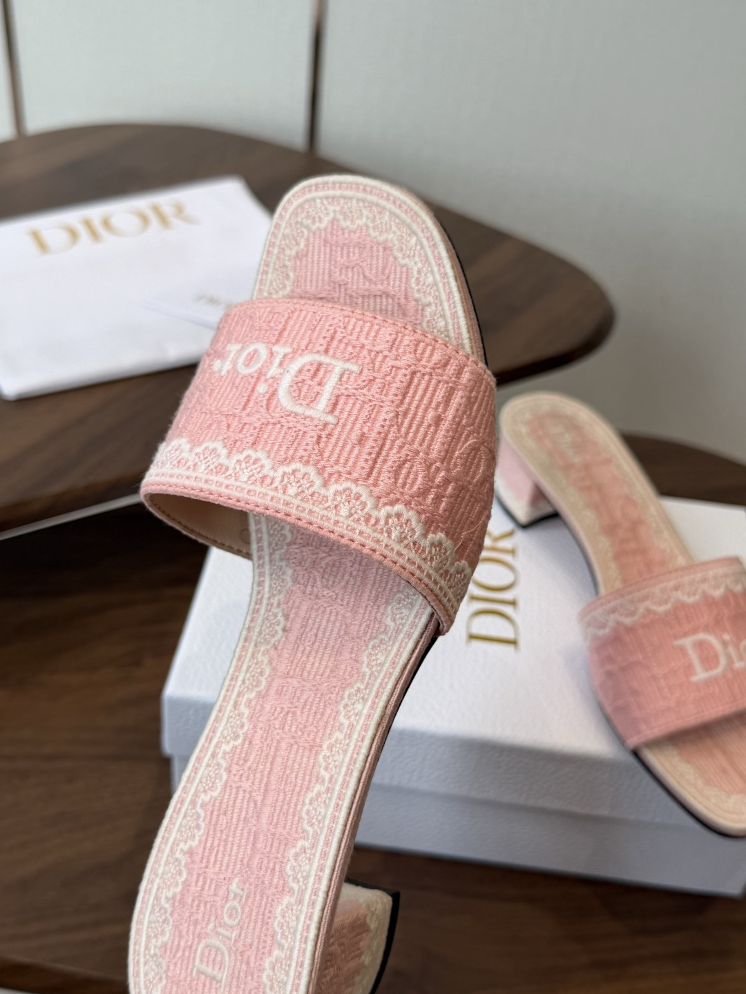 Dior |  迪奥早春新品走秀款CD刺绣logo度假风平底、粗跟拖鞋！ 硬货上新🆕❥代购级别！高级感十