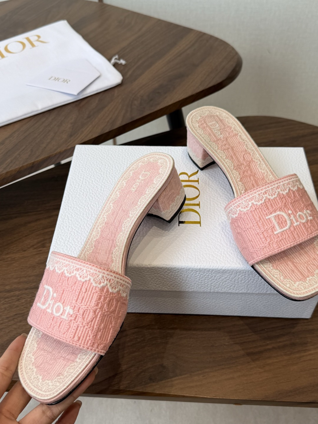 Dior |  迪奥早春新品走秀款CD刺绣logo度假风平底、粗跟拖鞋！ 硬货上新🆕❥代购级别！高级感十