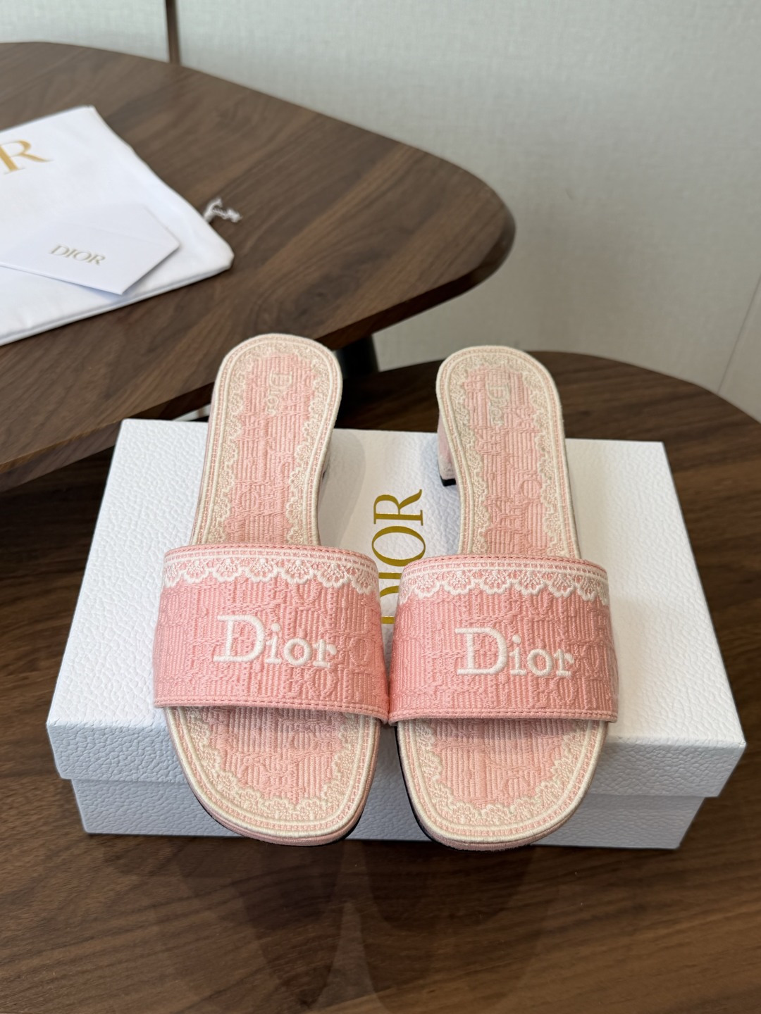 Dior |  迪奥早春新品走秀款CD刺绣logo度假风平底、粗跟拖鞋！ 硬货上新🆕❥代购级别！高级感十