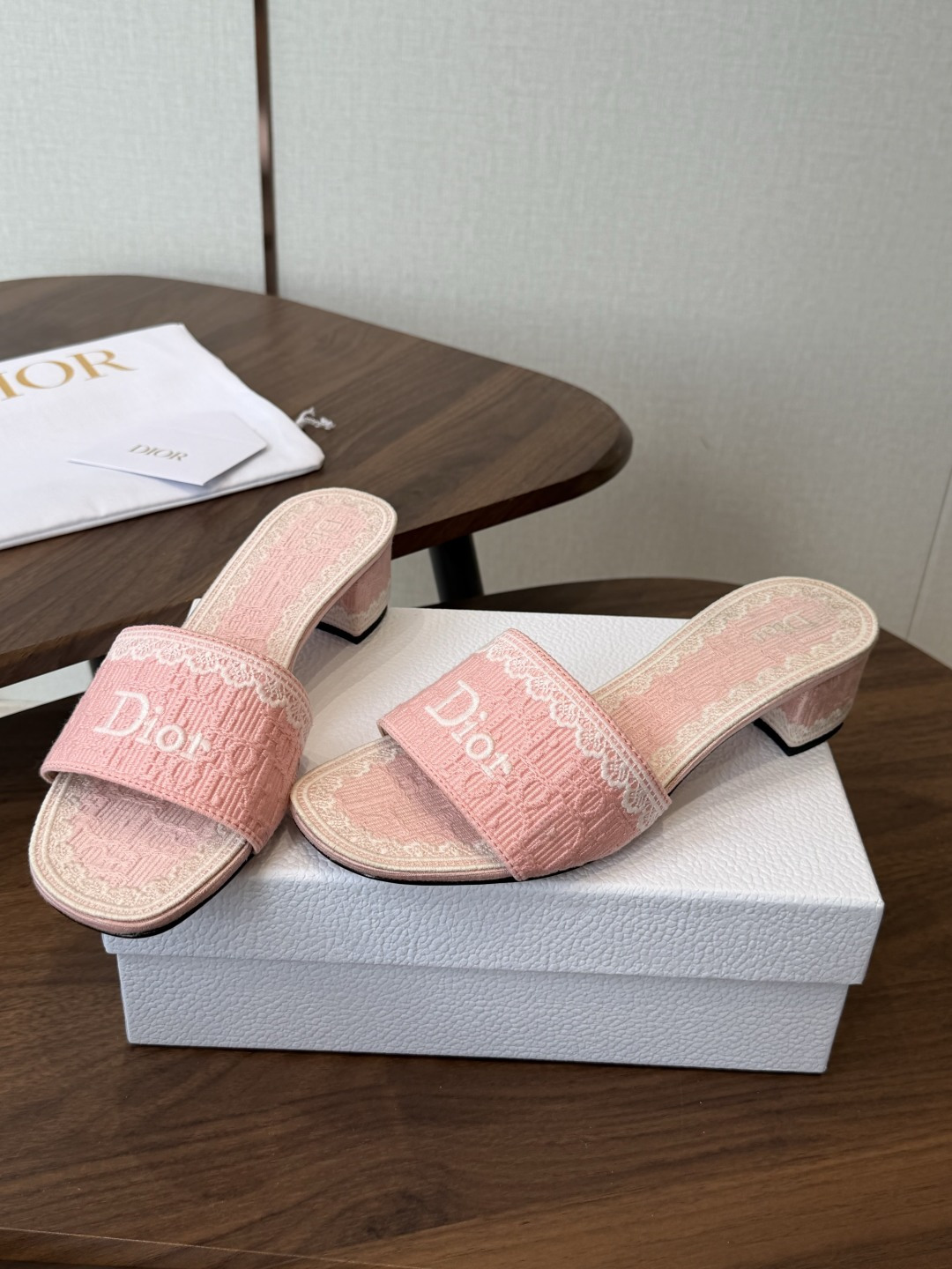 Dior |  迪奥早春新品走秀款CD刺绣logo度假风平底、粗跟拖鞋！ 硬货上新🆕❥代购级别！高级感十