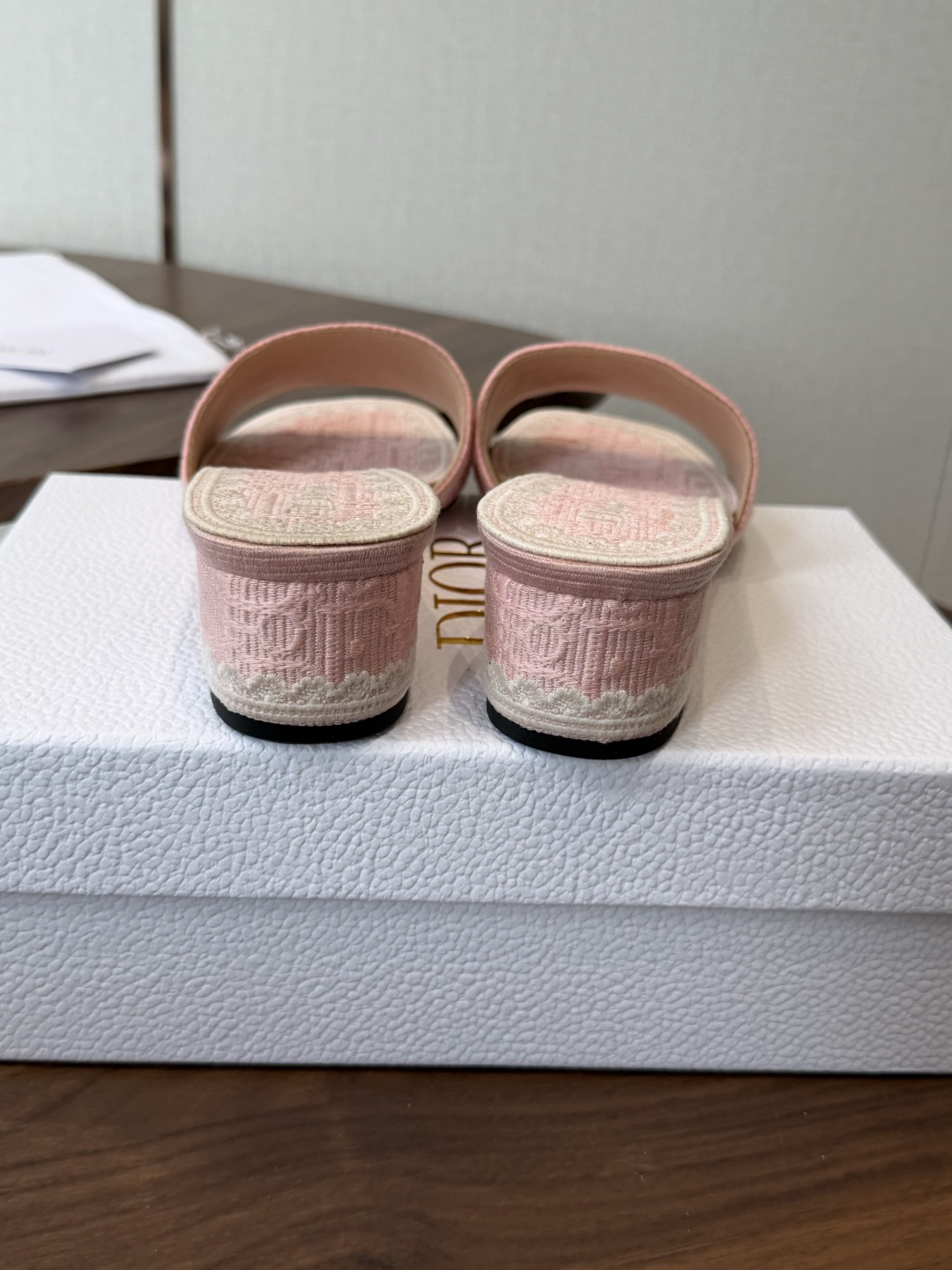 Dior |  迪奥早春新品走秀款CD刺绣logo度假风平底、粗跟拖鞋！ 硬货上新🆕❥代购级别！高级感十