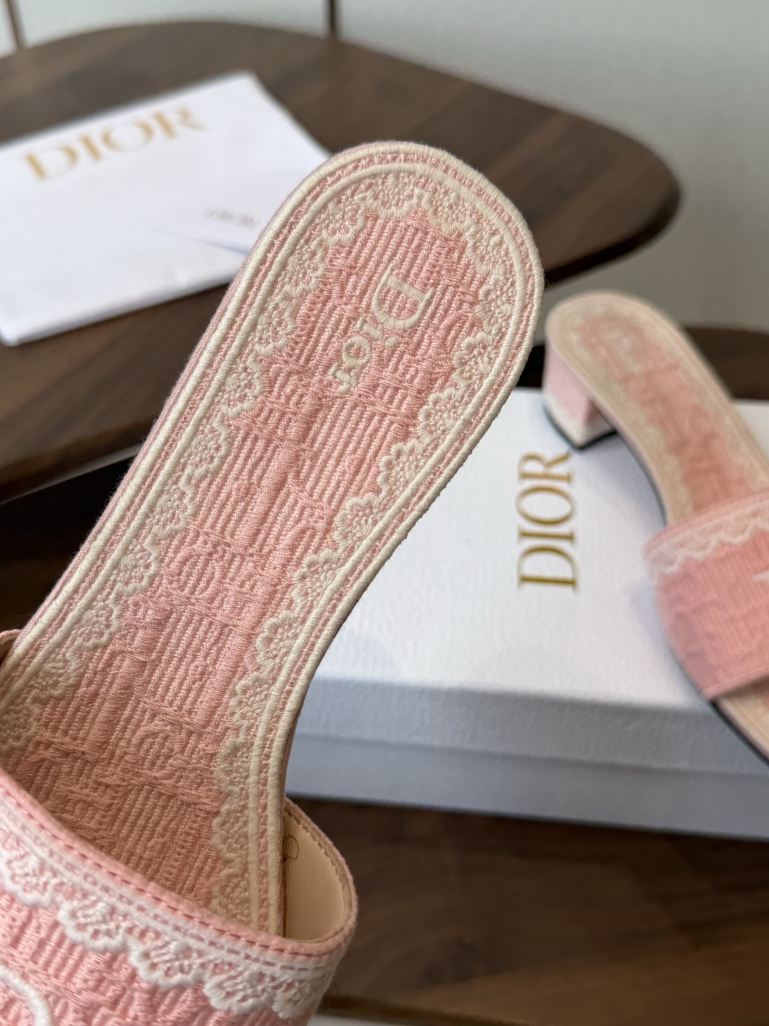 Dior |  迪奥早春新品走秀款CD刺绣logo度假风平底、粗跟拖鞋！ 硬货上新🆕❥代购级别！高级感十