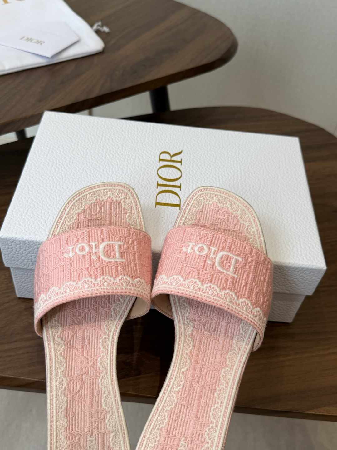 Dior |  迪奥早春新品走秀款CD刺绣logo度假风平底、粗跟拖鞋！ 硬货上新🆕❥代购级别！高级感十