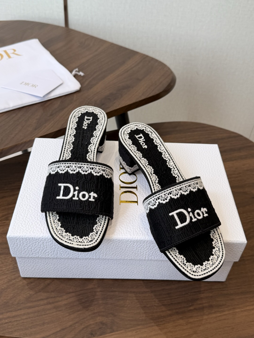 Dior |  迪奥早春新品走秀款CD刺绣logo度假风平底、粗跟拖鞋！ 硬货上新🆕❥代购级别！高级感十