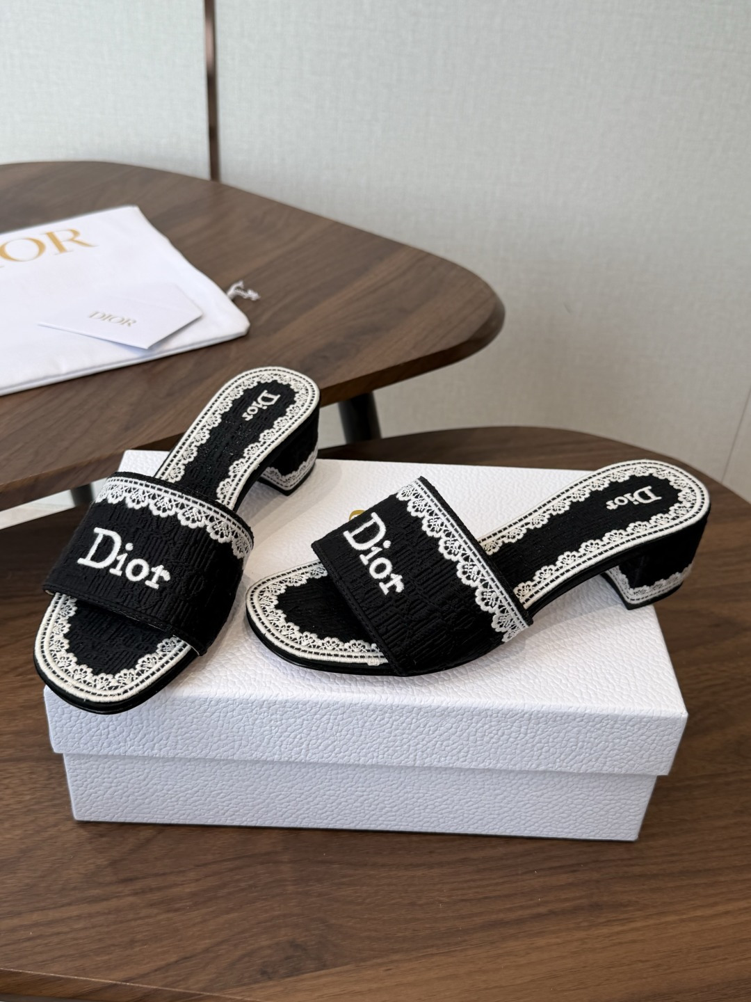 Dior |  迪奥早春新品走秀款CD刺绣logo度假风平底、粗跟拖鞋！ 硬货上新🆕❥代购级别！高级感十