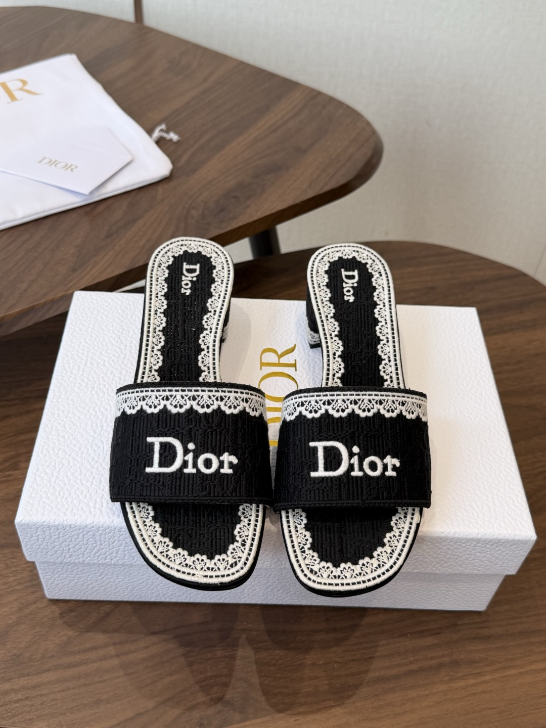 Dior |  迪奥早春新品走秀款CD刺绣logo度假风平底、粗跟拖鞋！ 硬货上新🆕❥代购级别！高级感十