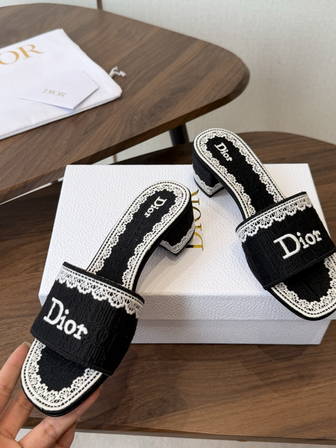 Dior |  迪奥早春新品走秀款CD刺绣logo度假风平底、粗跟拖鞋！ 硬货上新🆕❥代购级别！高级感十