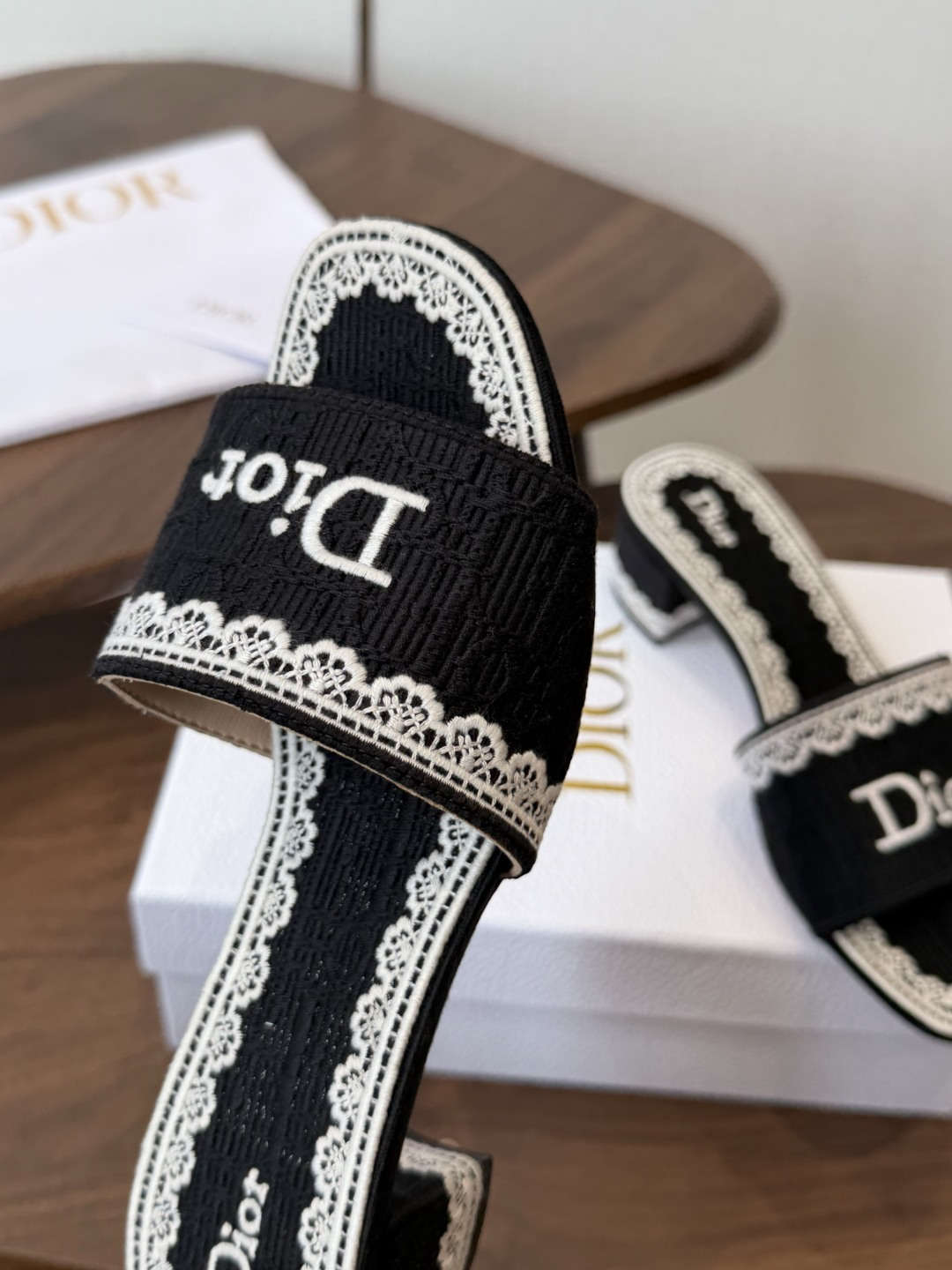 Dior |  迪奥早春新品走秀款CD刺绣logo度假风平底、粗跟拖鞋！ 硬货上新🆕❥代购级别！高级感十